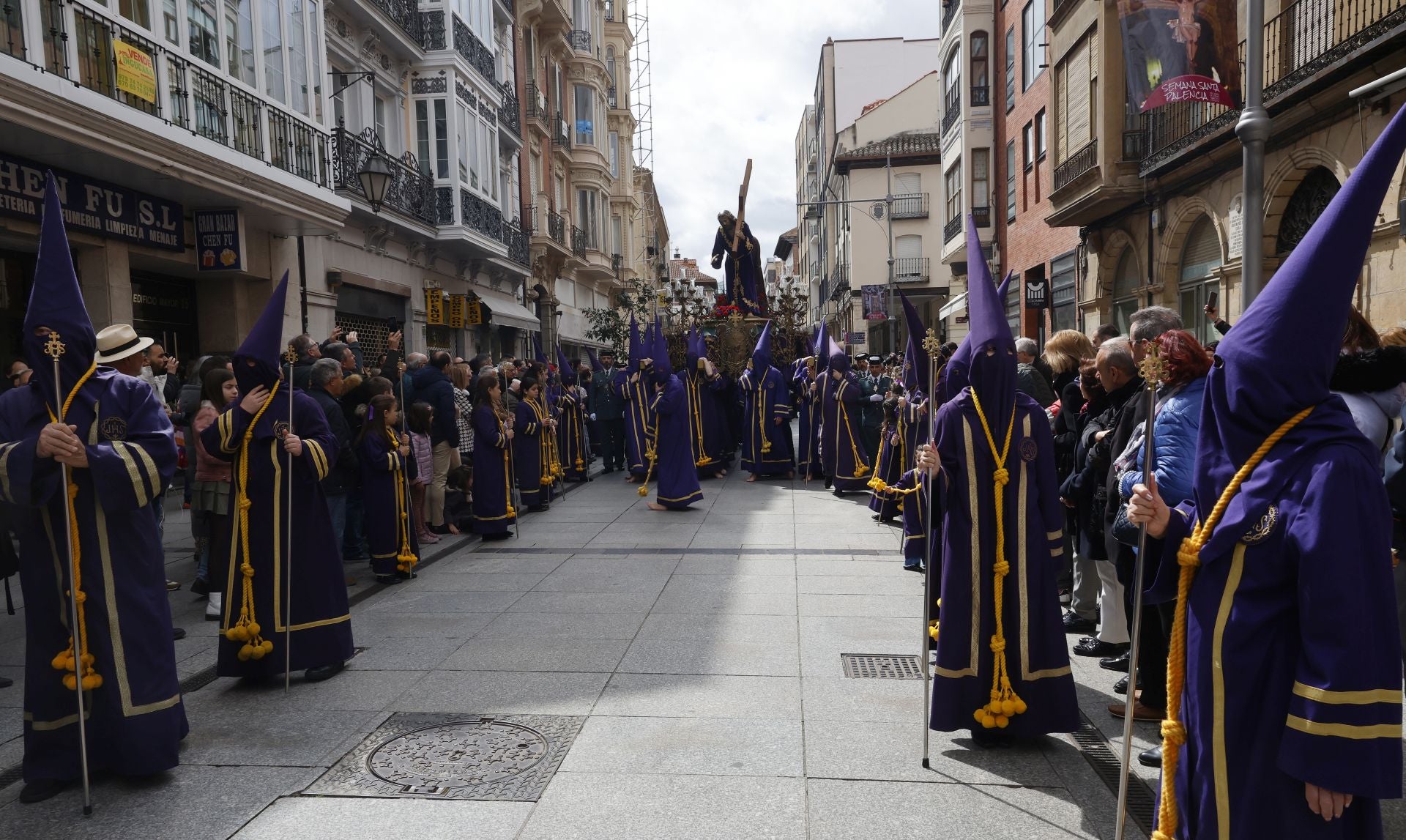 Los nazarenos desafían a la lluvia en Los Pasos
