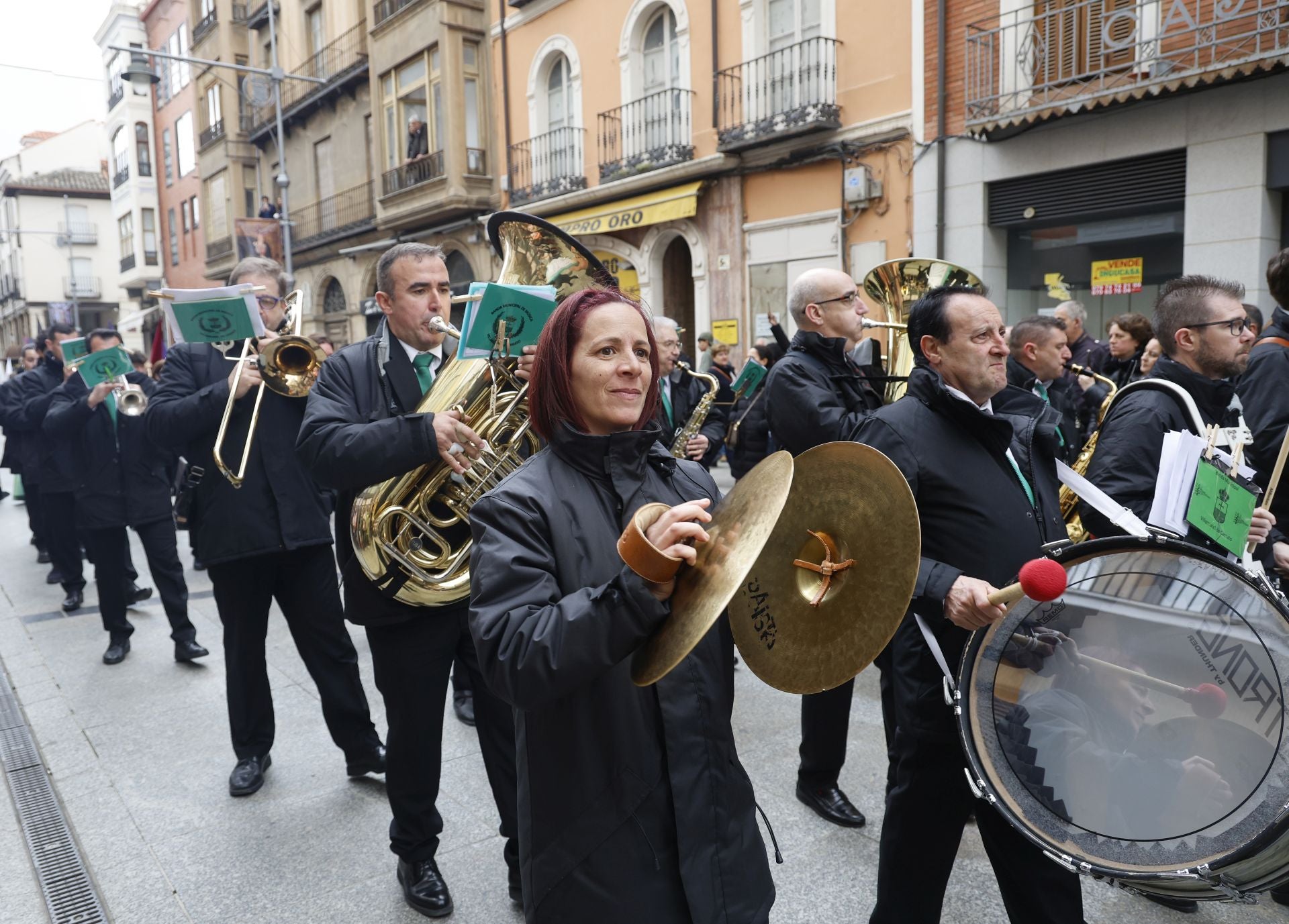 Los nazarenos desafían a la lluvia en Los Pasos