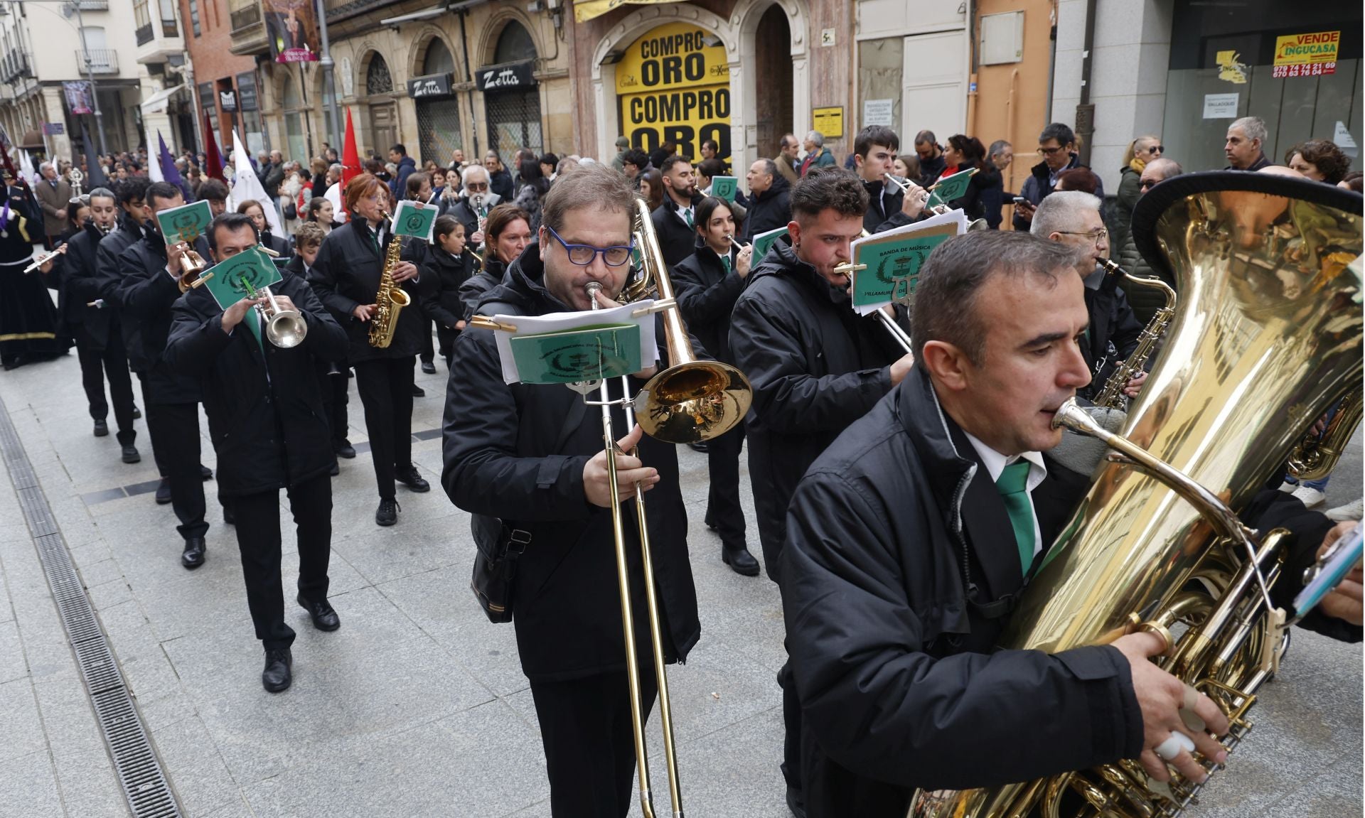 Los nazarenos desafían a la lluvia en Los Pasos