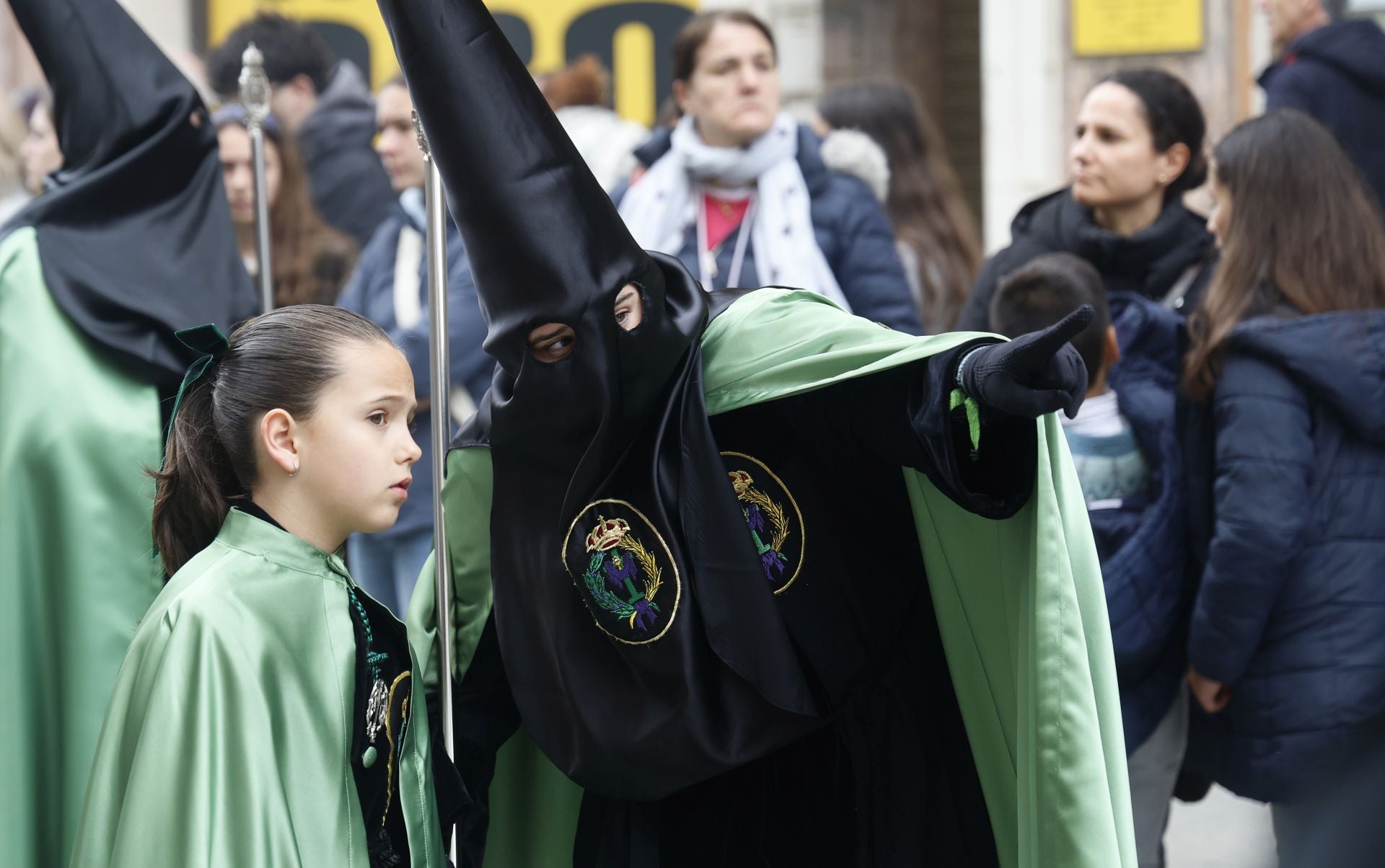 Los nazarenos desafían a la lluvia en Los Pasos