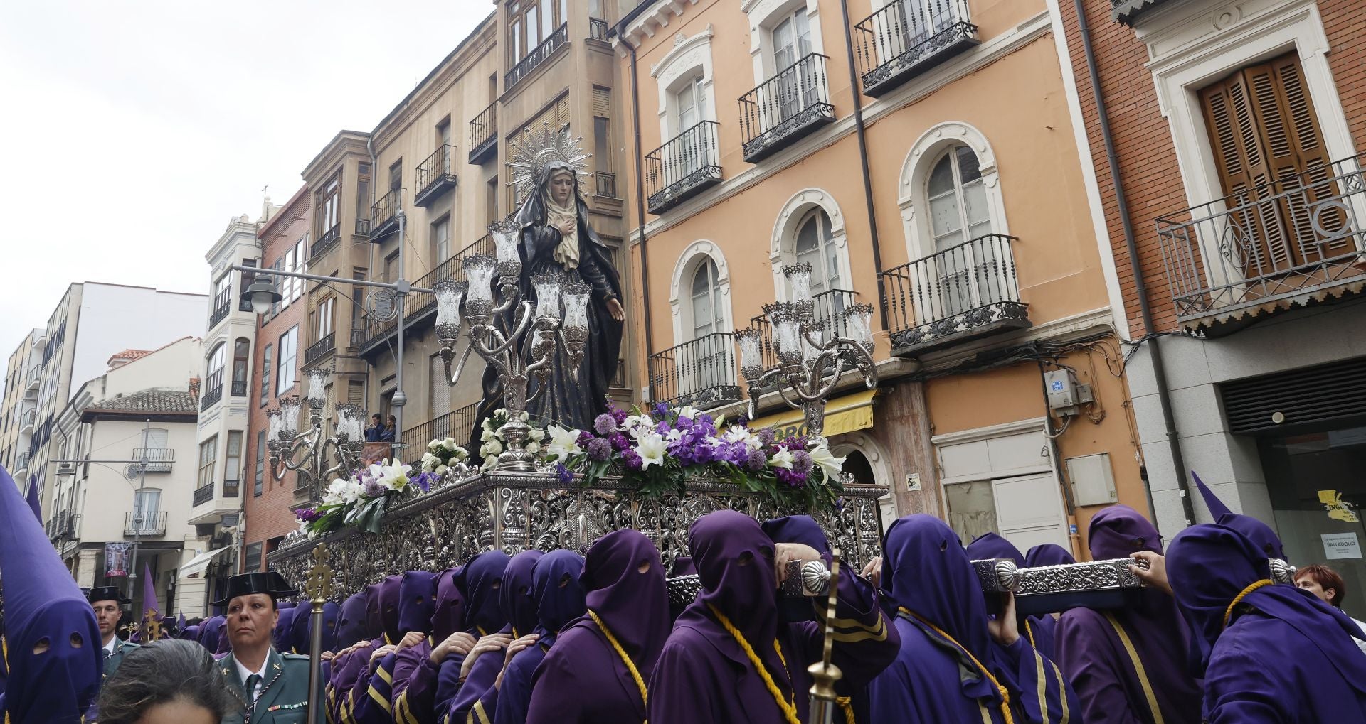 Los nazarenos desafían a la lluvia en Los Pasos