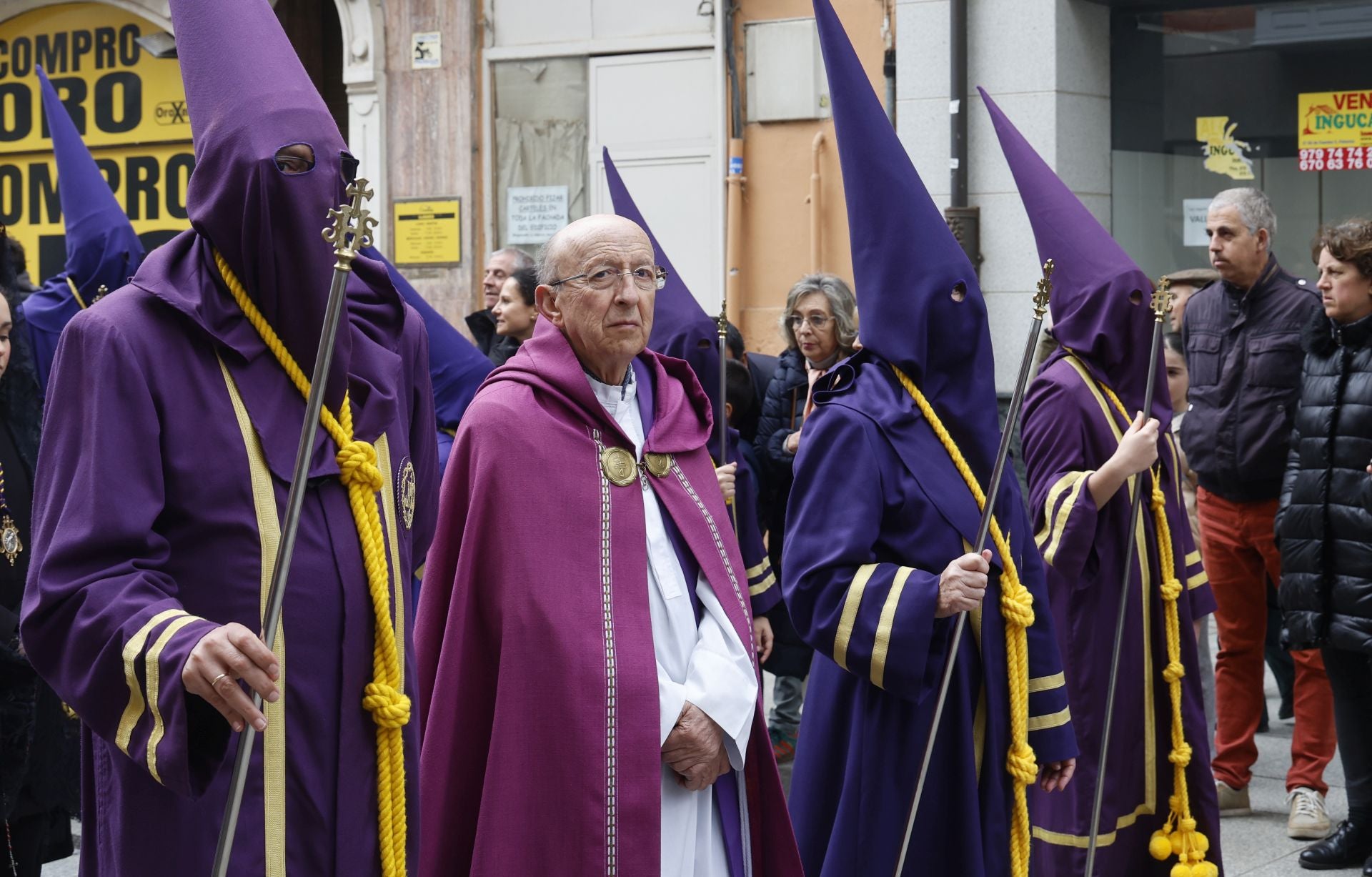 Los nazarenos desafían a la lluvia en Los Pasos