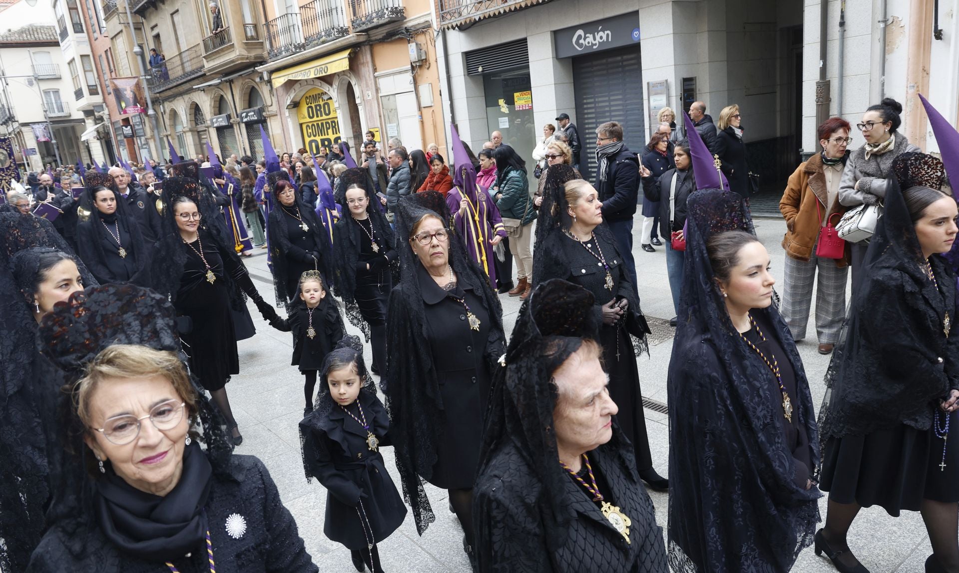Los nazarenos desafían a la lluvia en Los Pasos