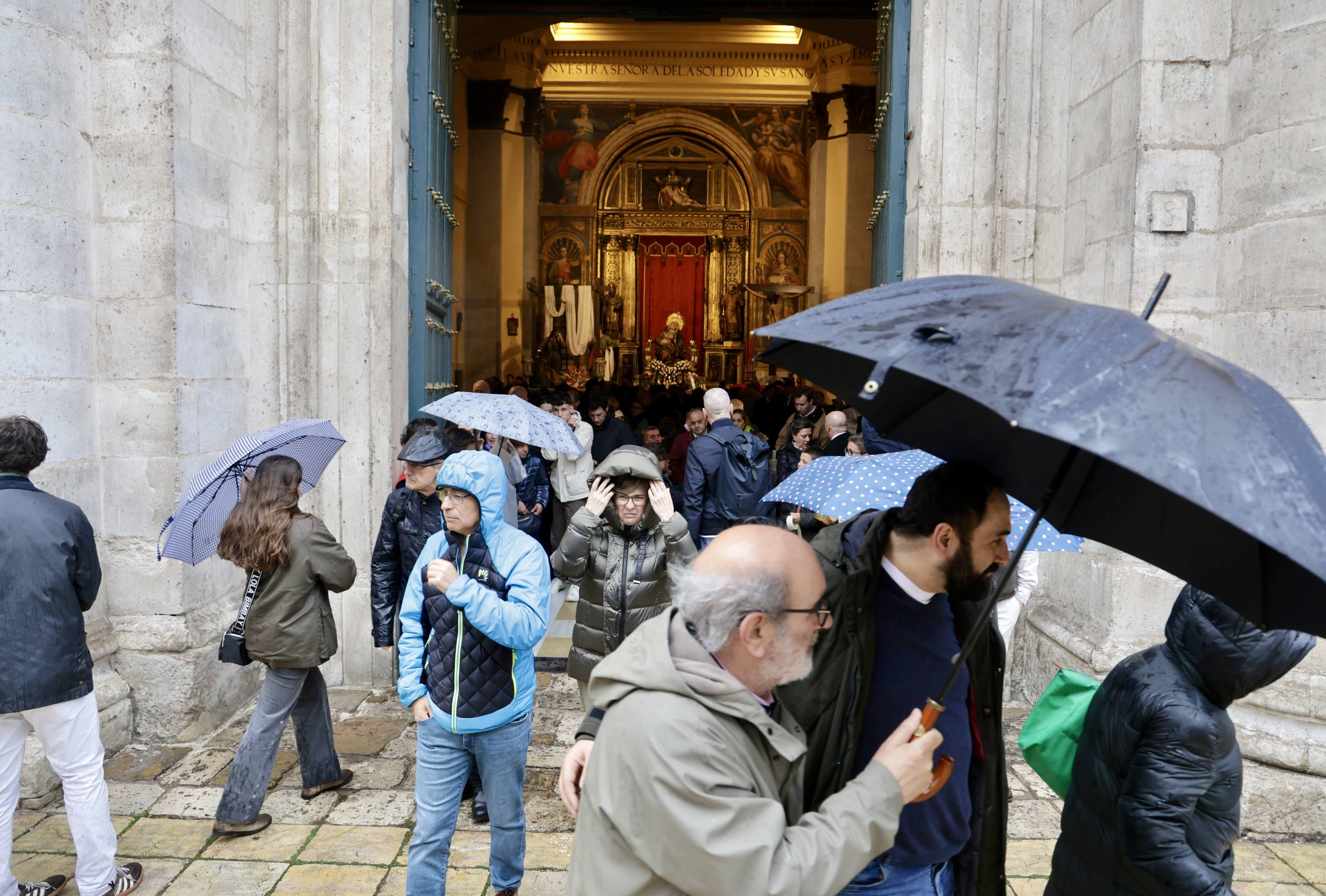 Las imágenes de la suspensión de la Procesión General del Viernes Santo