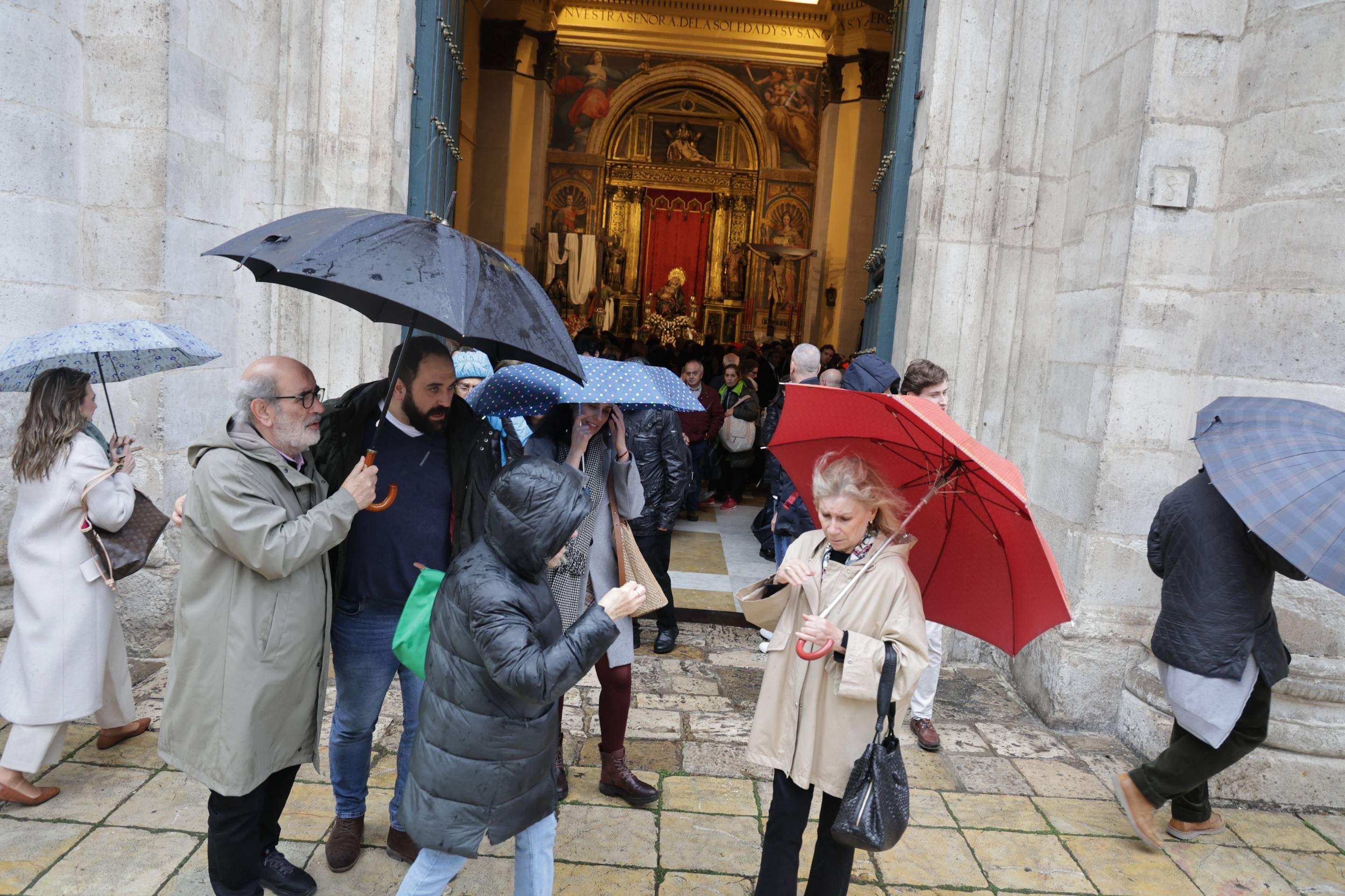 Las imágenes de la suspensión de la Procesión General del Viernes Santo