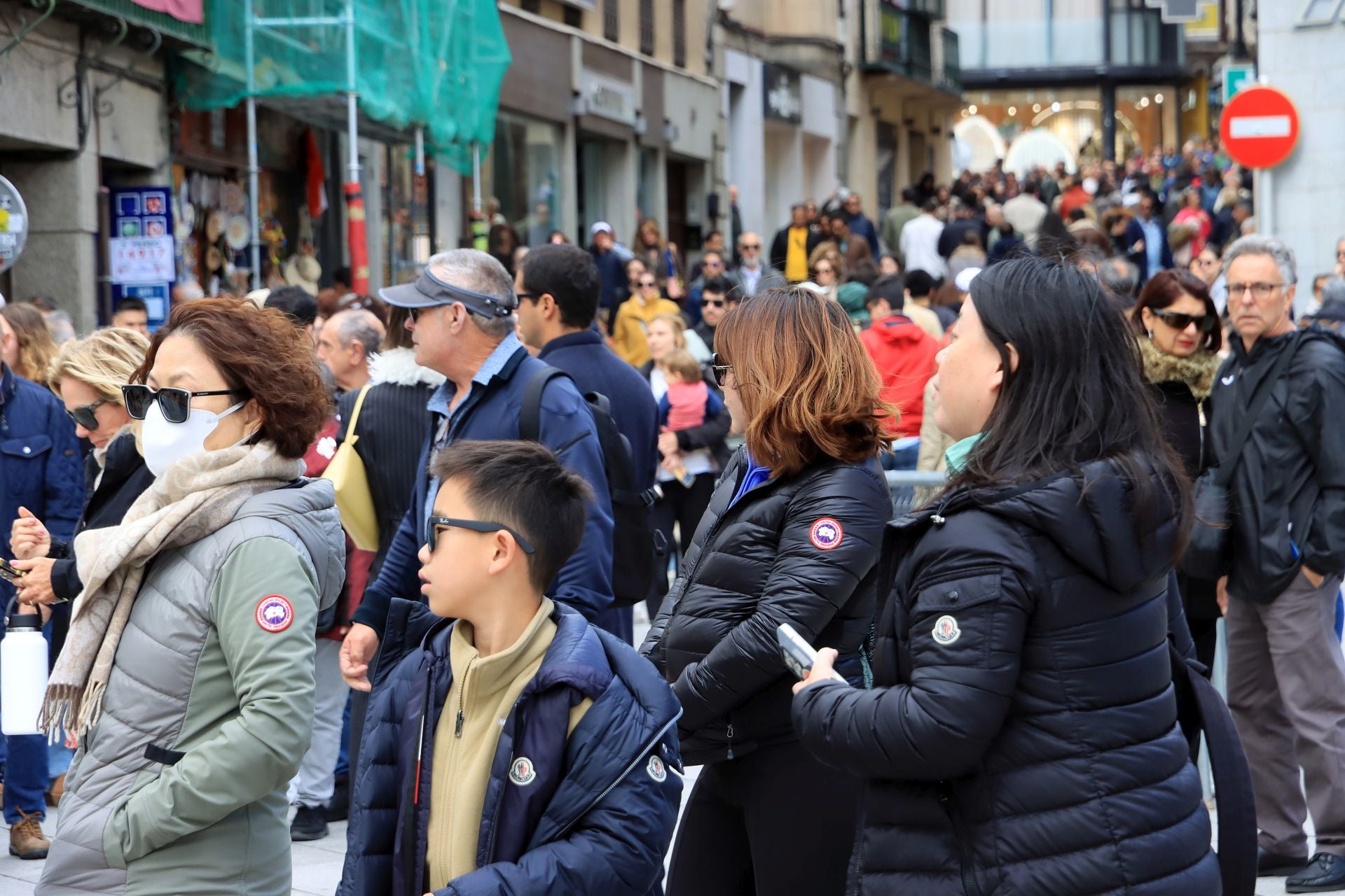 Fotos: aluvión de turistas en Segovia el Viernes Santo