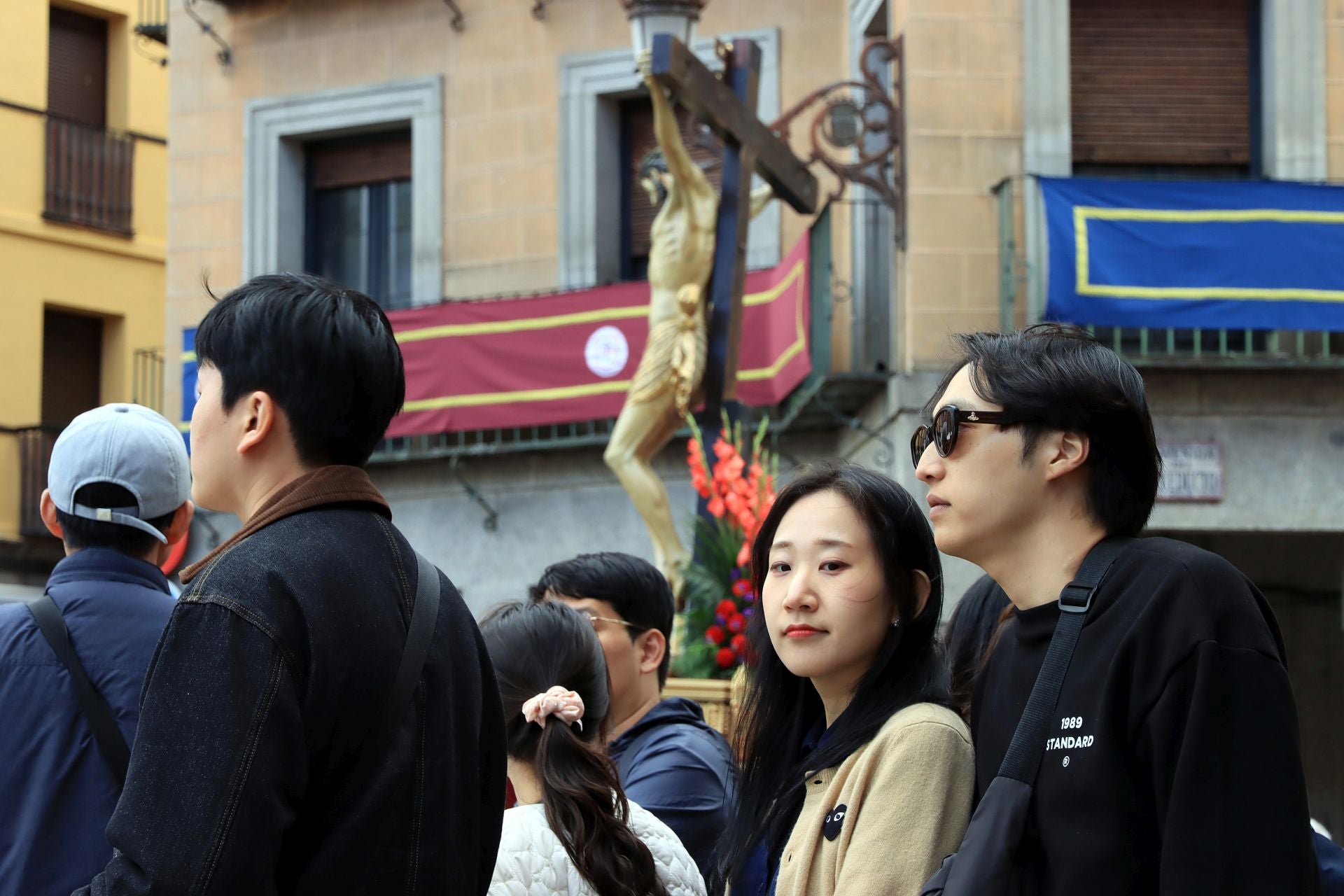 Fotos: aluvión de turistas en Segovia el Viernes Santo