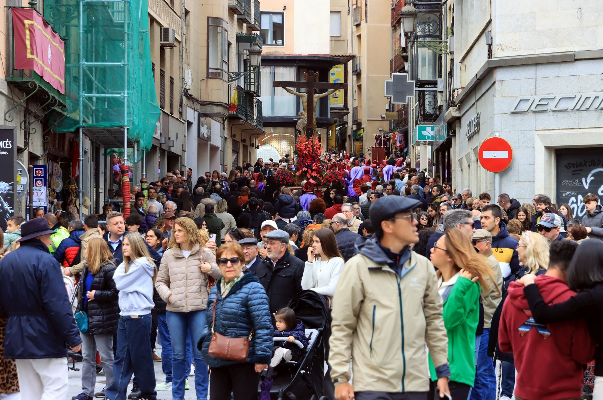 Fotos: aluvión de turistas en Segovia el Viernes Santo