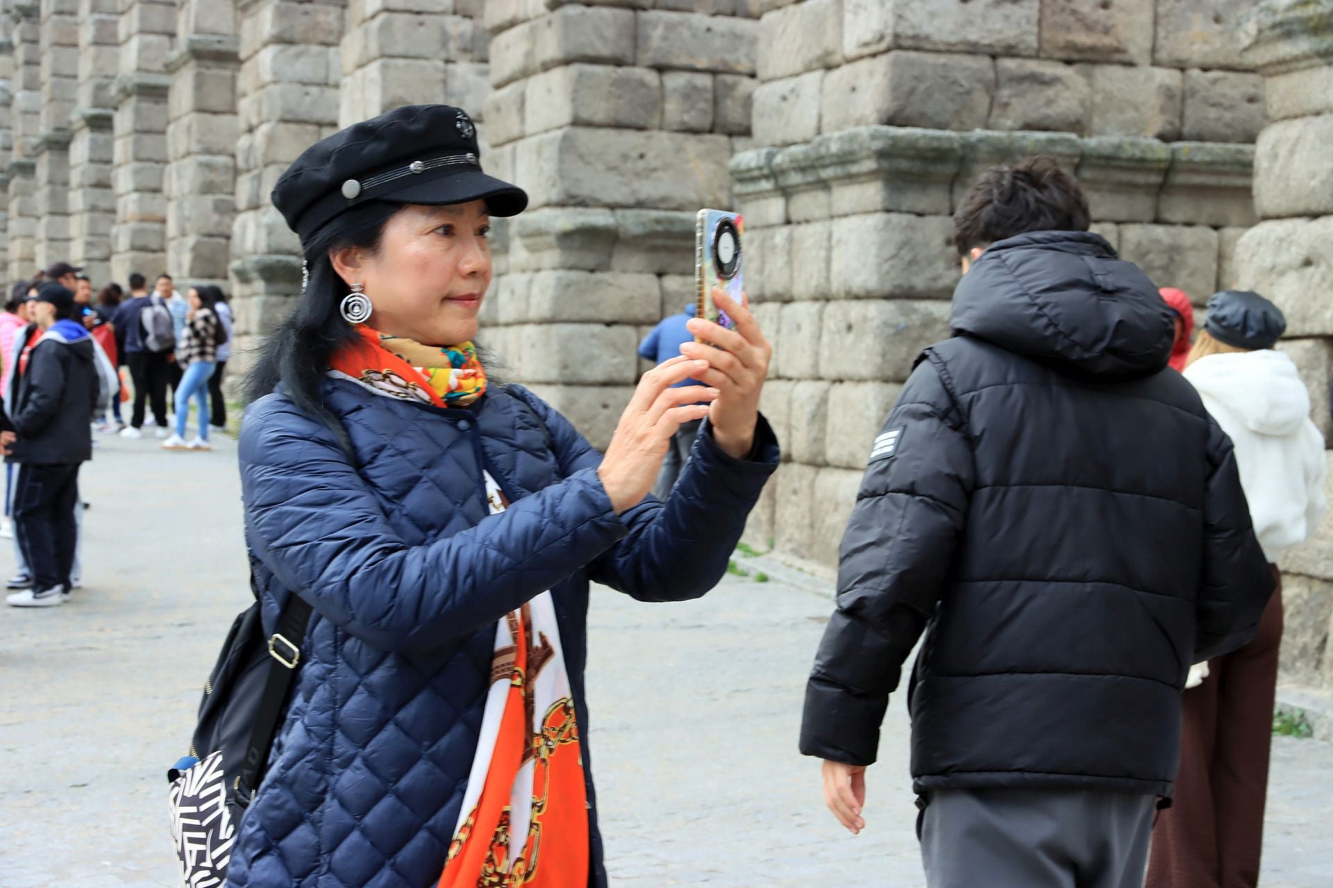 Fotos: aluvión de turistas en Segovia el Viernes Santo