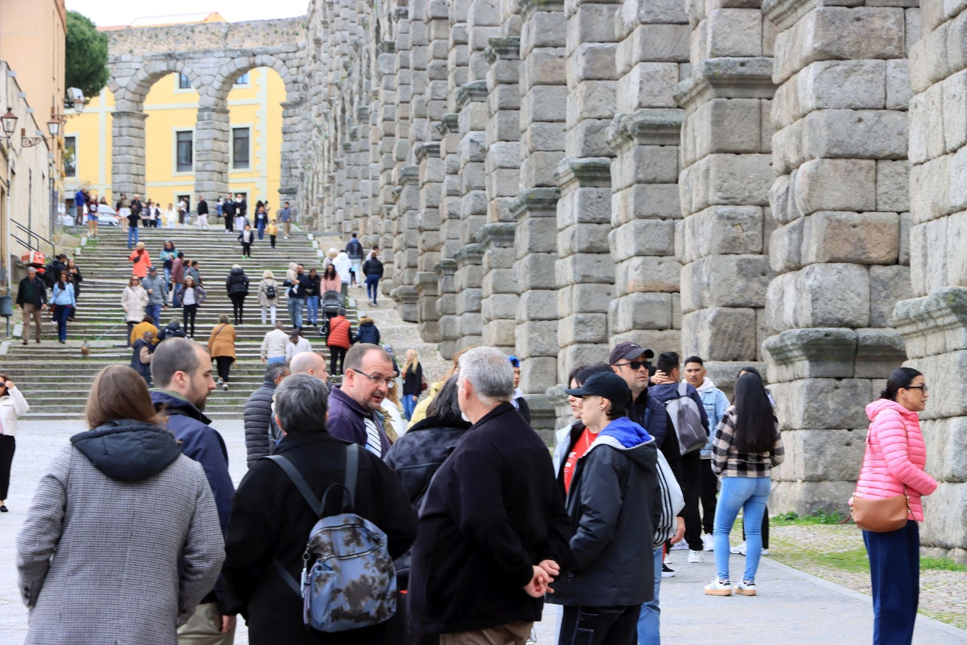 Fotos: aluvión de turistas en Segovia el Viernes Santo