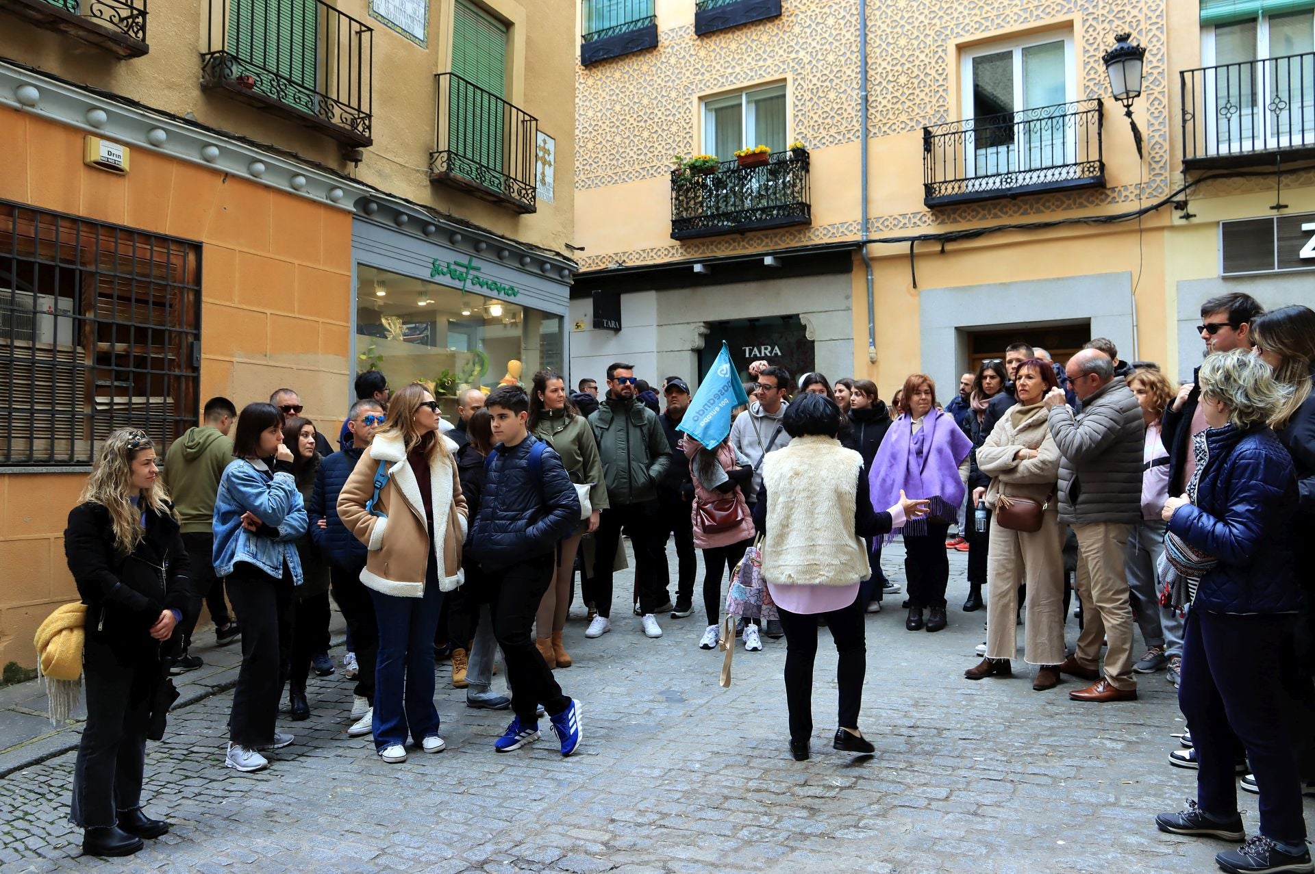 Fotos: aluvión de turistas en Segovia el Viernes Santo