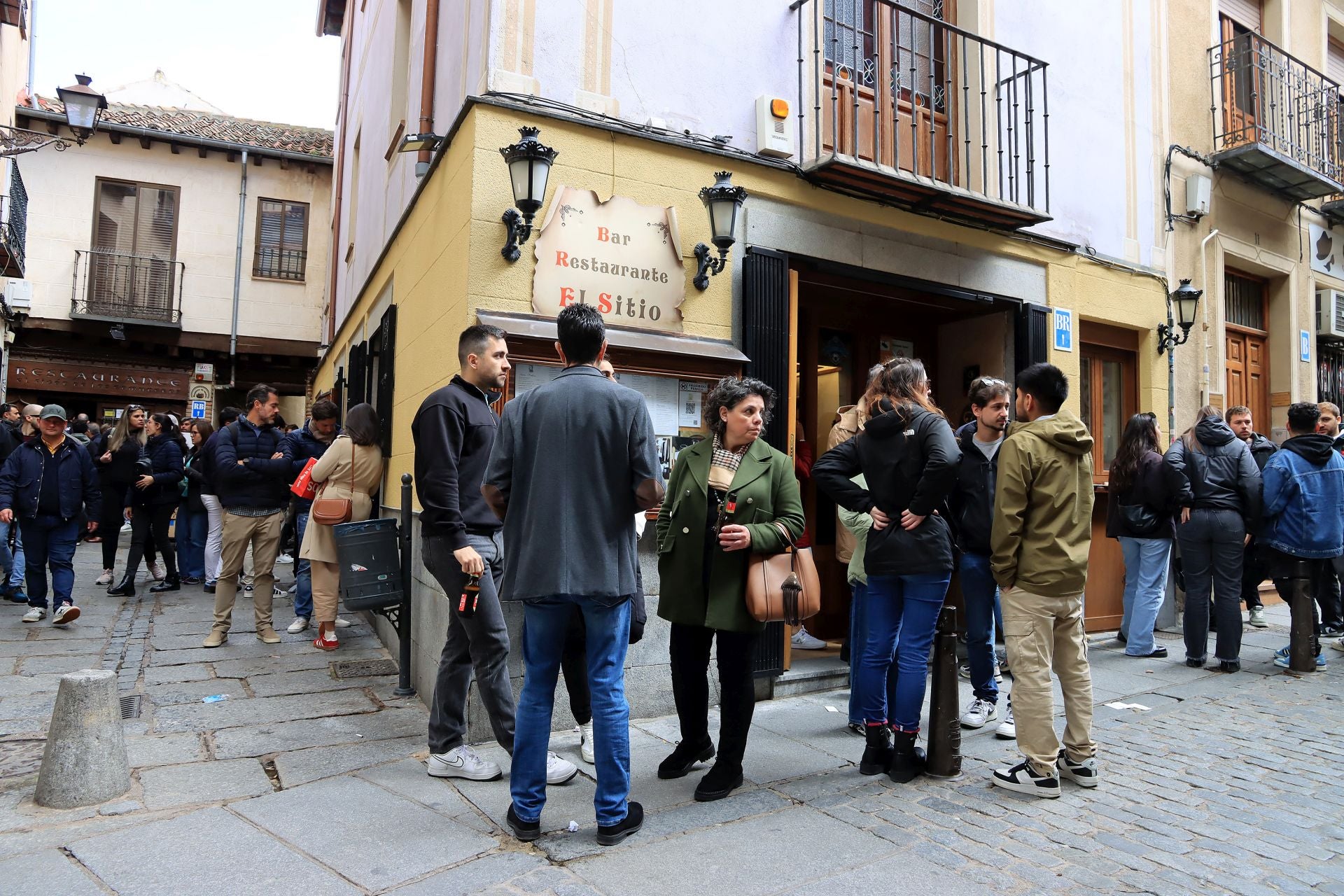 Fotos: aluvión de turistas en Segovia el Viernes Santo