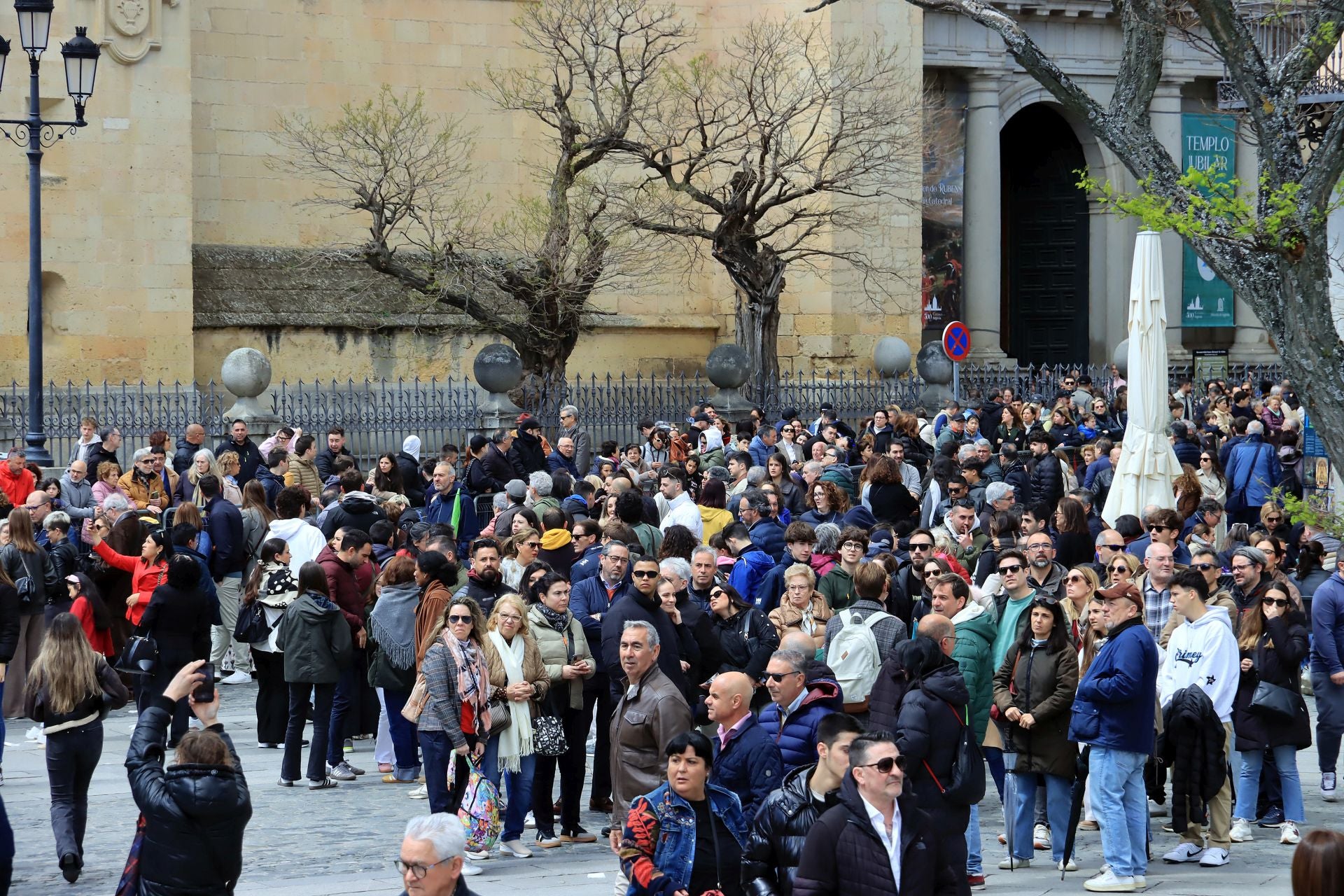 Fotos: aluvión de turistas en Segovia el Viernes Santo