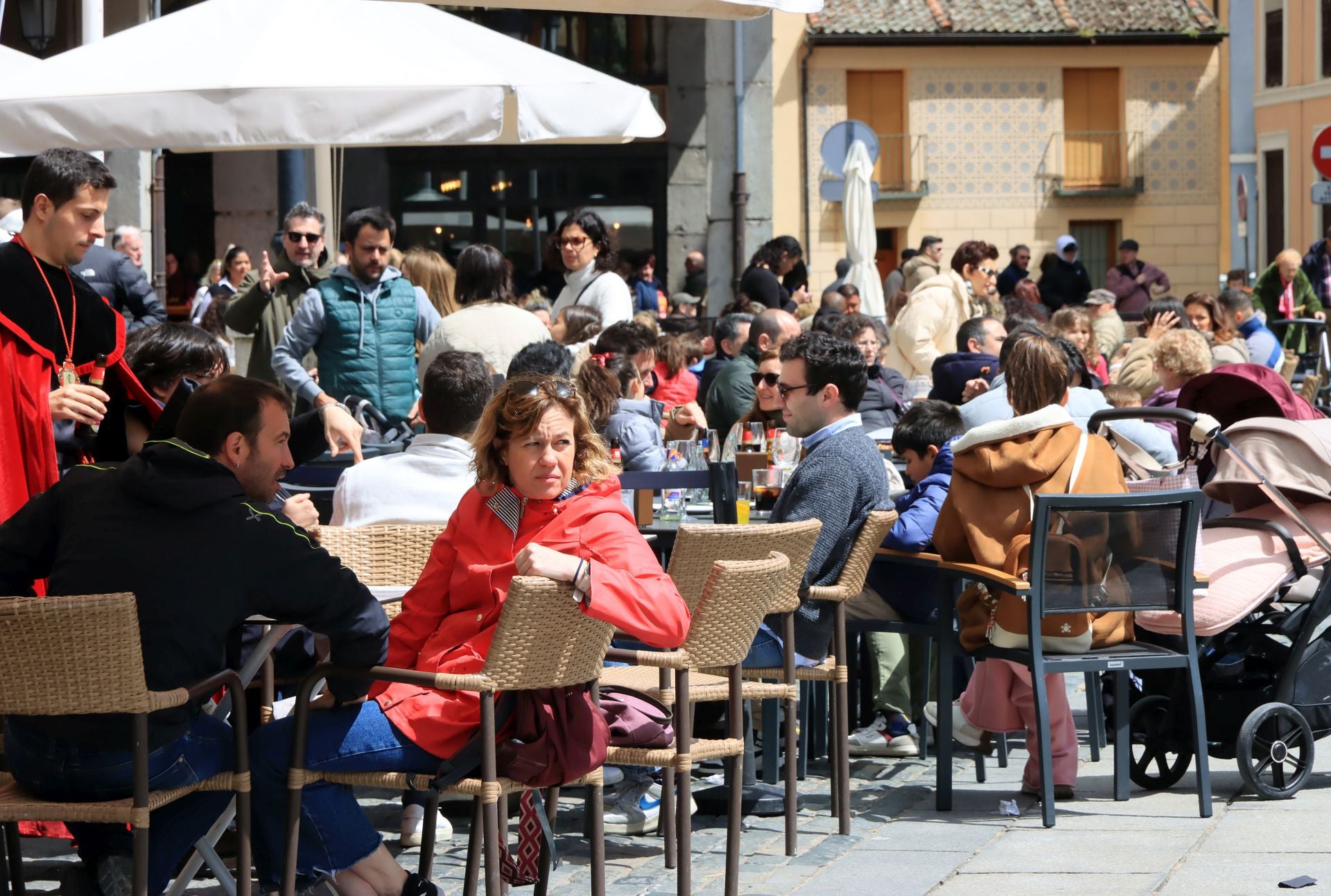 Fotos: aluvión de turistas en Segovia el Viernes Santo