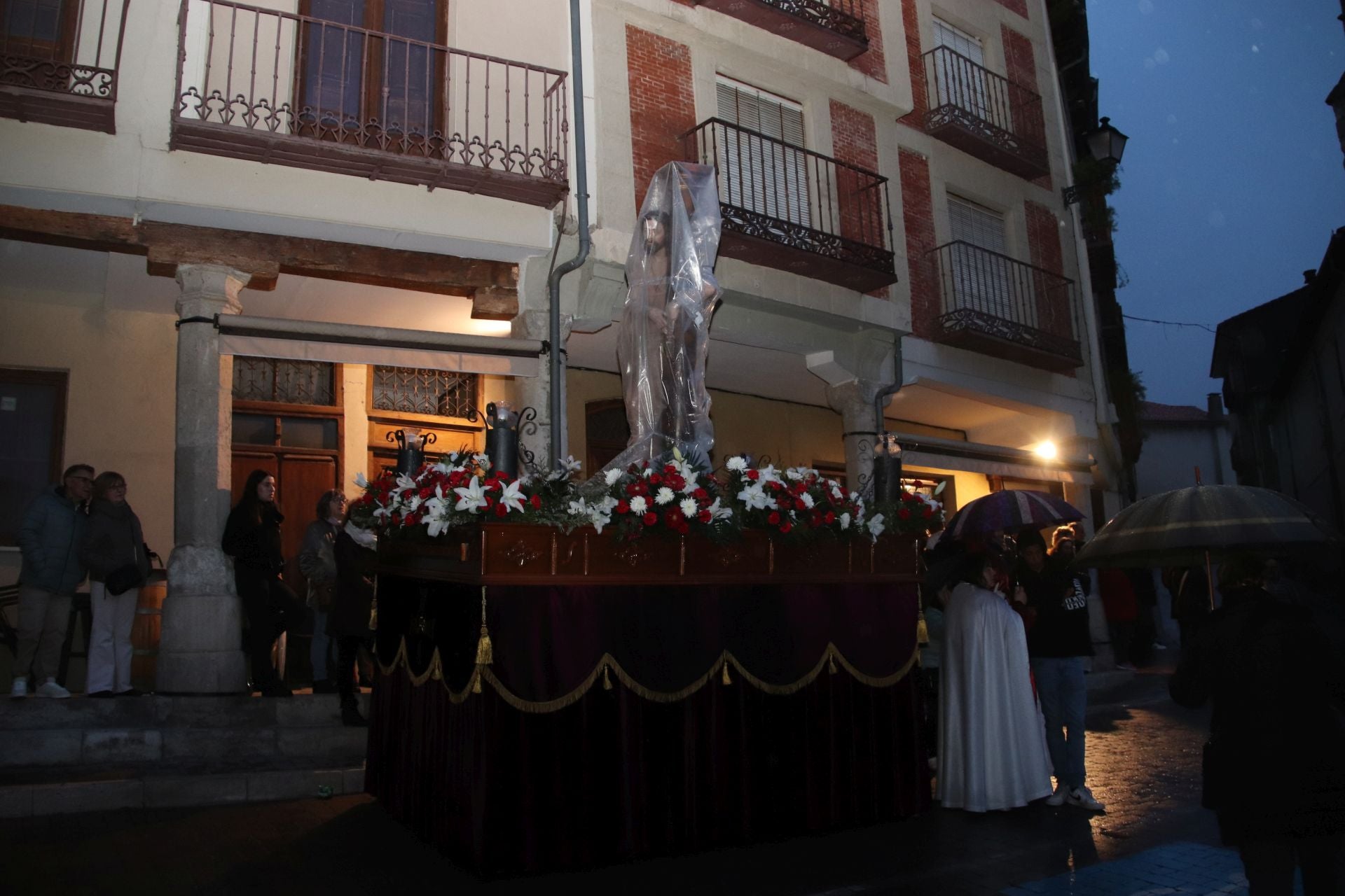 Fotos: la lluvia arruina la procesión del Viernes Santo en Cuéllar