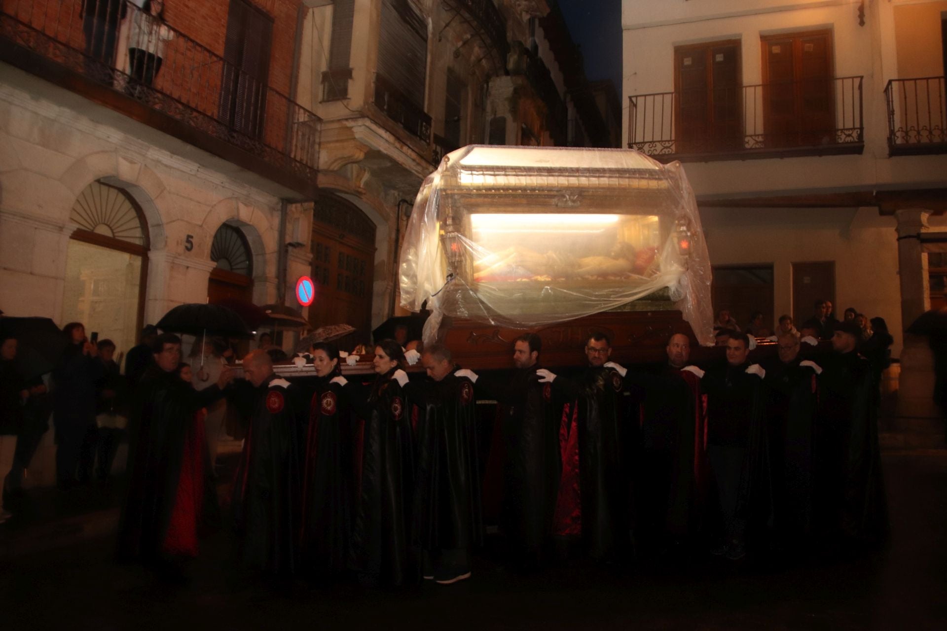 Fotos: la lluvia arruina la procesión del Viernes Santo en Cuéllar