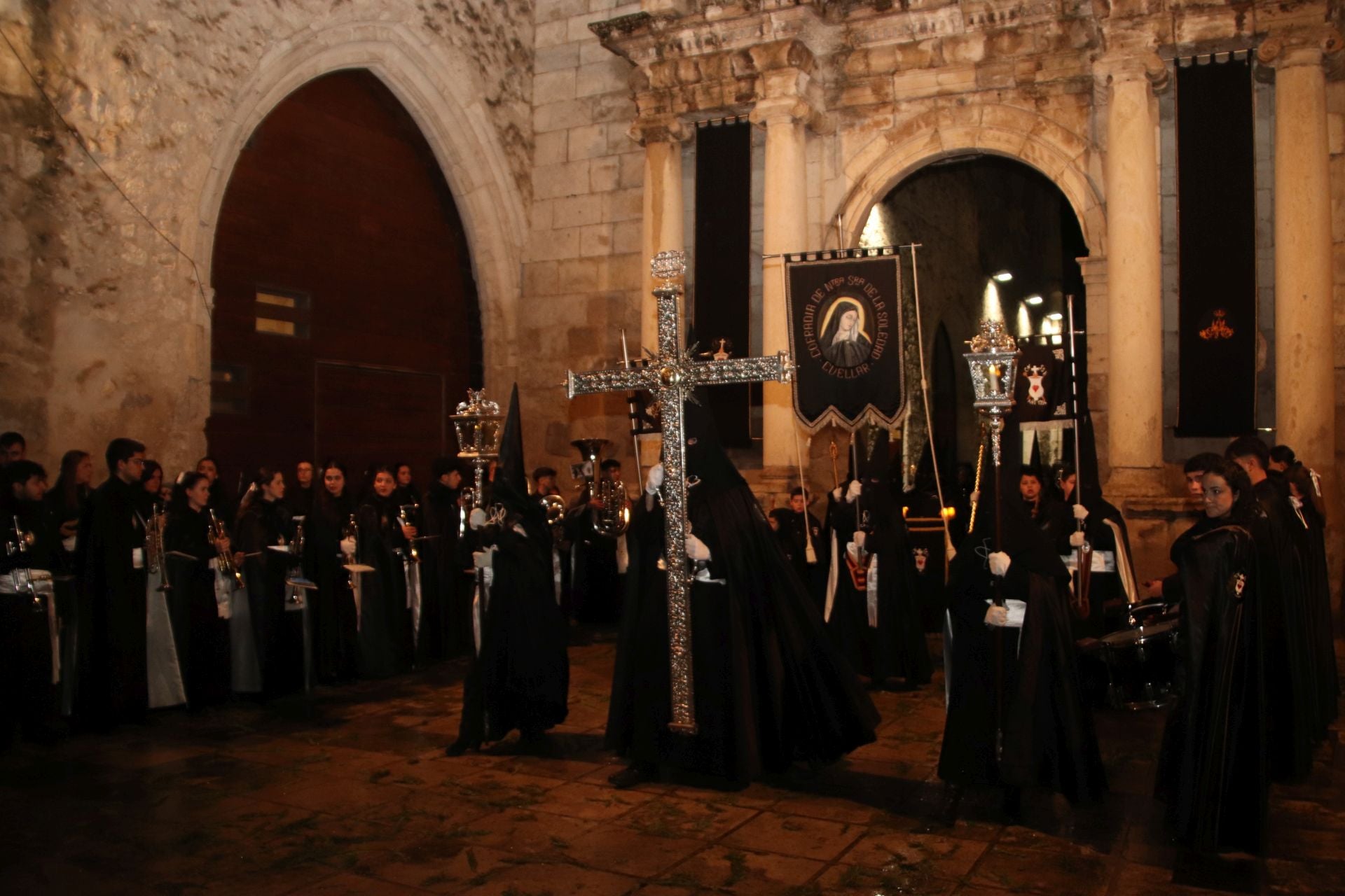 Fotos: la lluvia arruina la procesión del Viernes Santo en Cuéllar