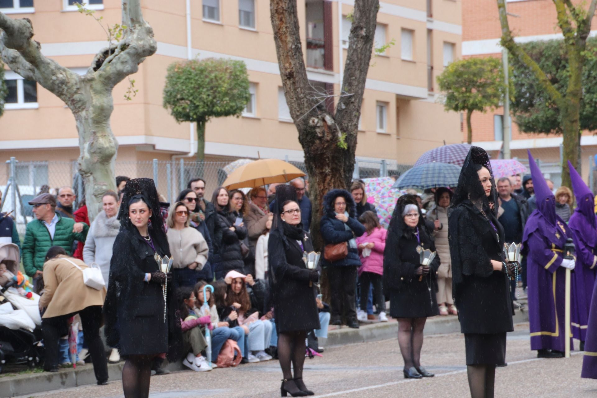 Fotos: la lluvia arruina la procesión del Viernes Santo en Cuéllar