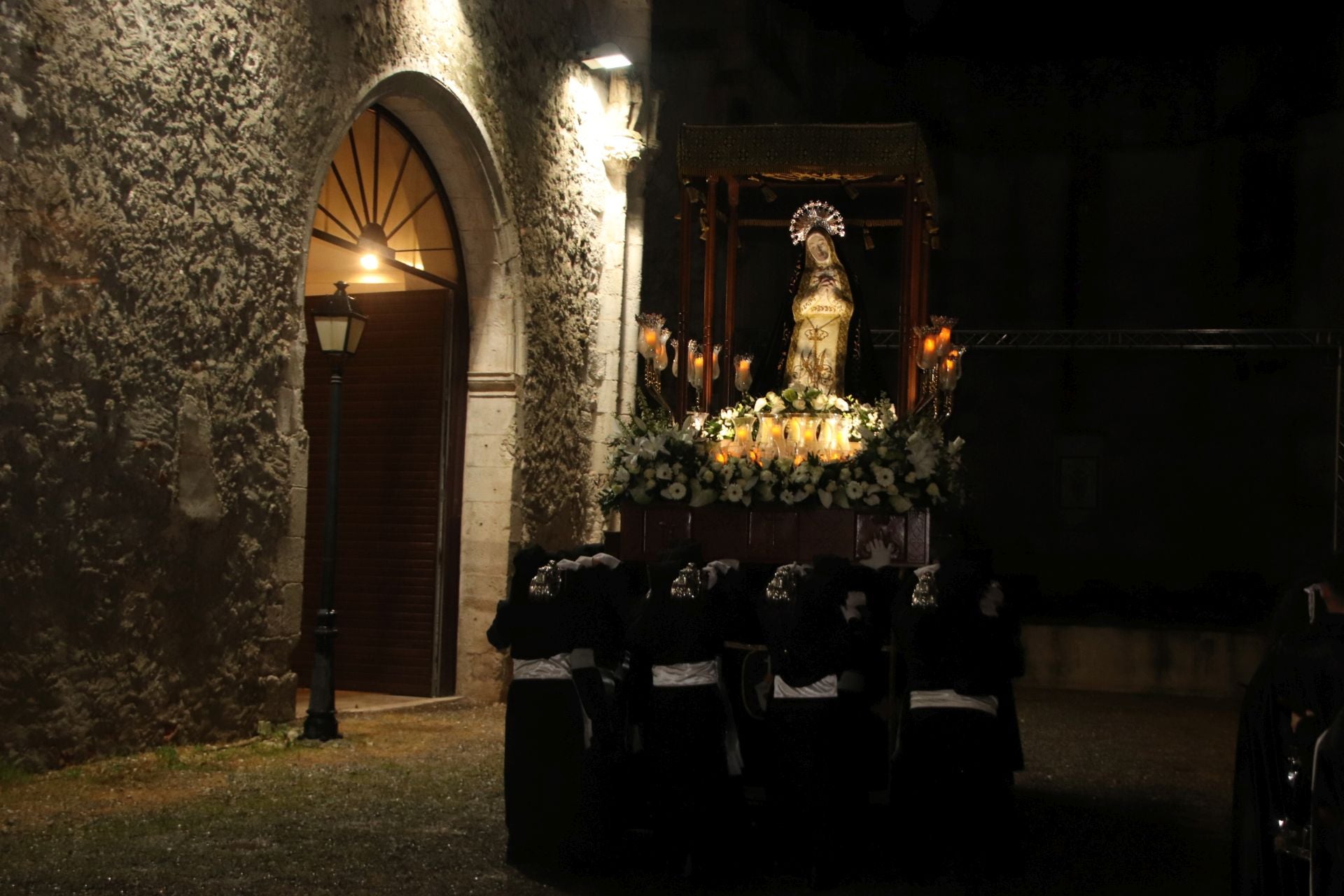 Fotos: la lluvia arruina la procesión del Viernes Santo en Cuéllar