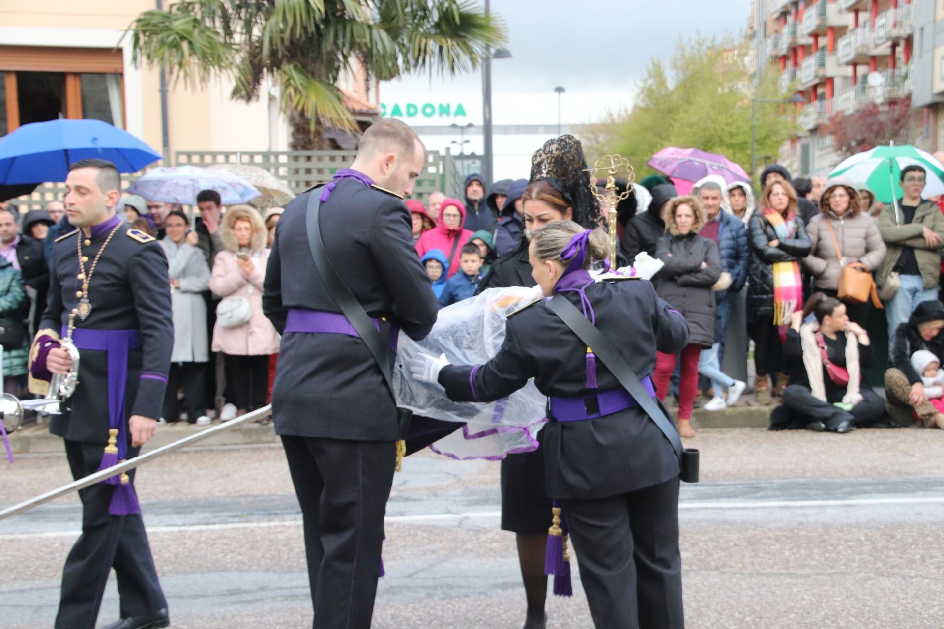 Fotos: la lluvia arruina la procesión del Viernes Santo en Cuéllar