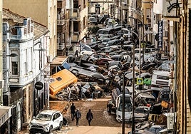 Vehículos amontonados en una calle de Picaña (Valencia) tras las intensas lluvias de la fuerte dana.