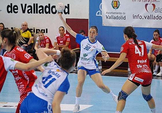 Martina Romero, que no continuará en el Aula el próximo año, inicia un ataque.