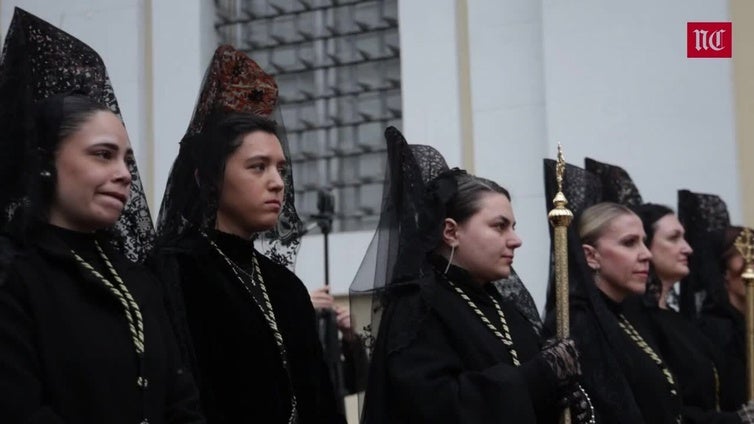 La Virgen de la Soledad se asoma junto al Cristo Yacente en el Santo Entierro