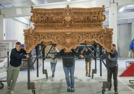 Los cofrades del Discípulo Amado y Cristo de Medinaceli dejan las andas del conjunto de La Sentencia.
