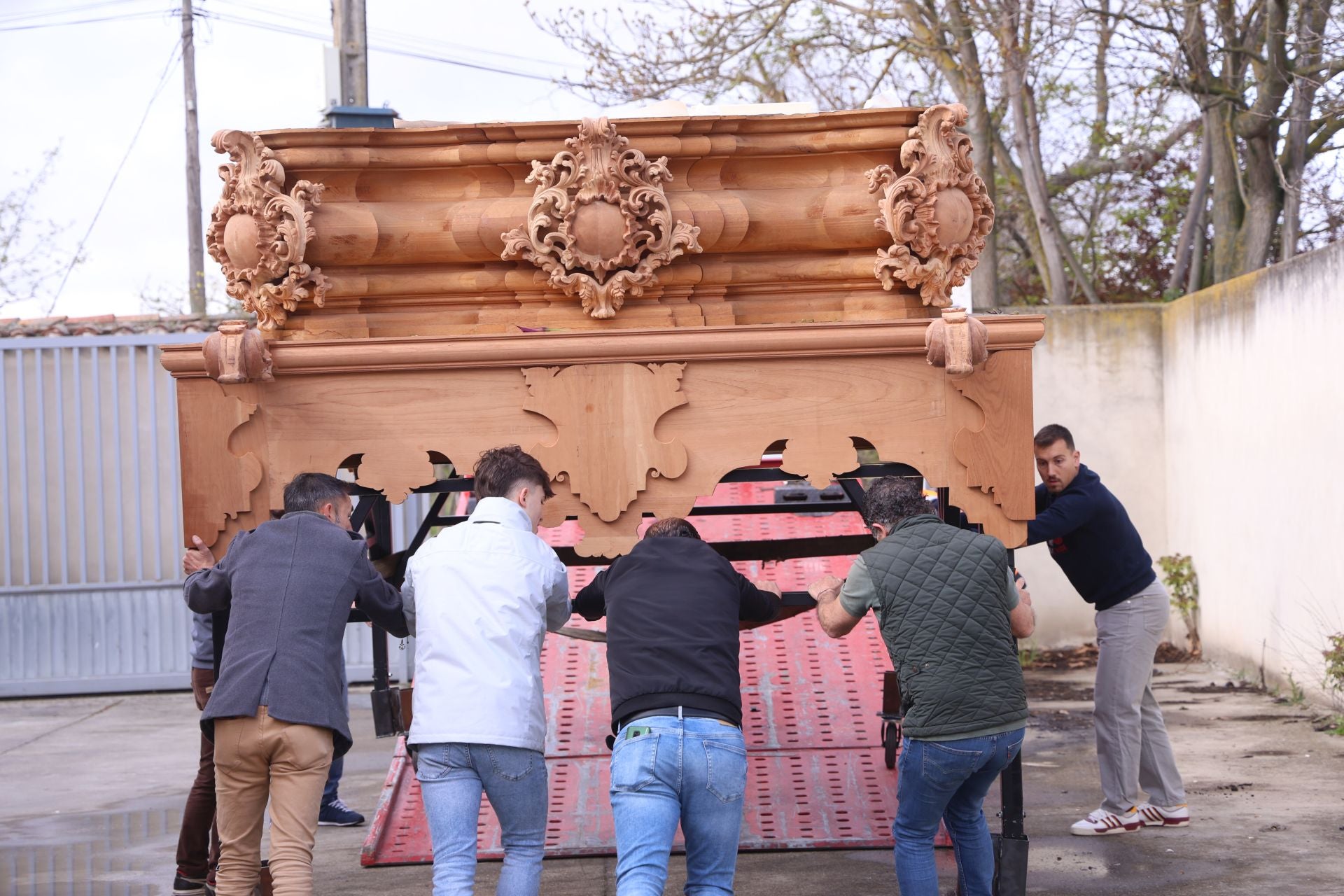 El almacenamiento de las andas de la Semana Santa de Valladolid, en imágenes