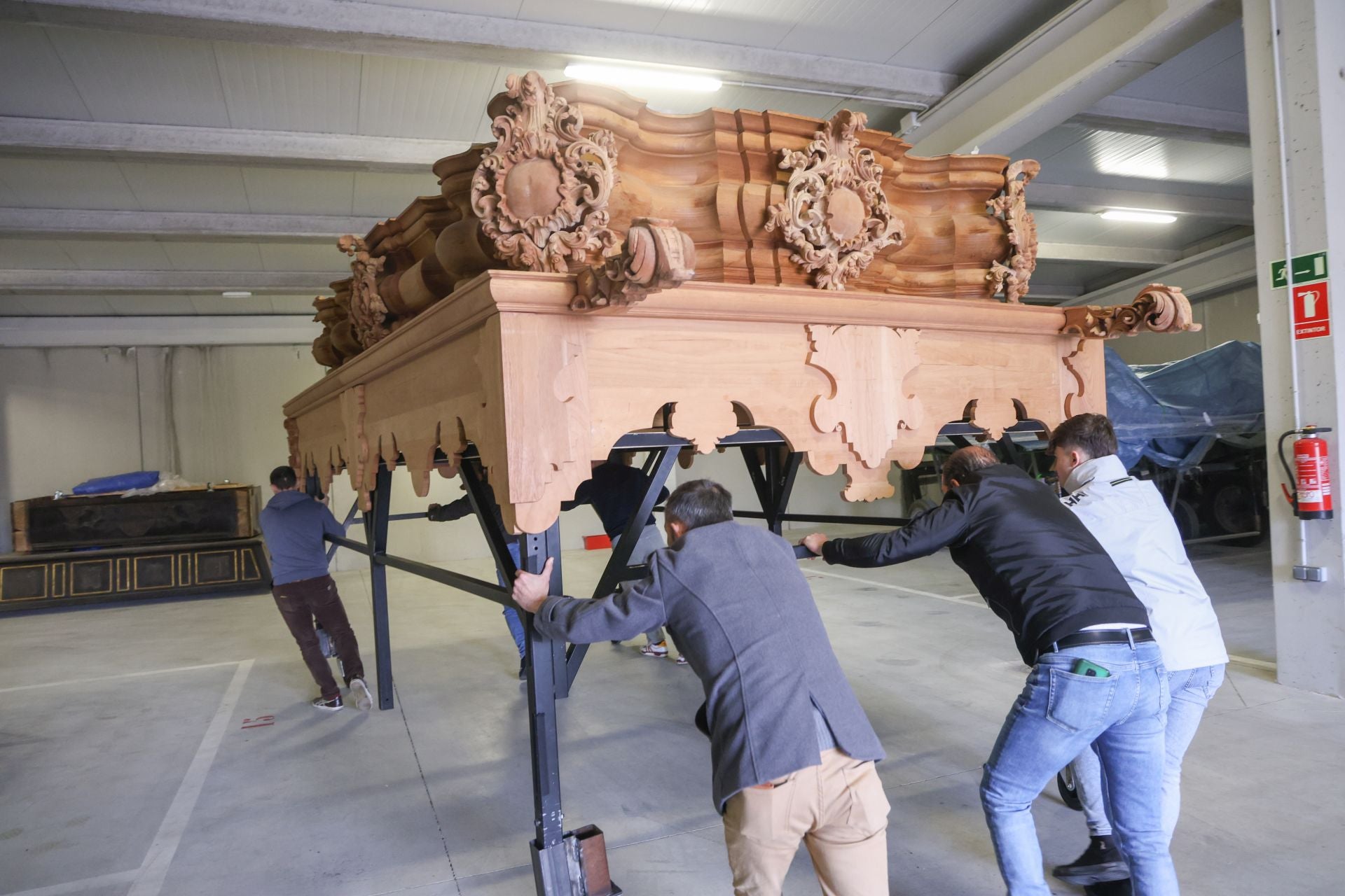 El almacenamiento de las andas de la Semana Santa de Valladolid, en imágenes