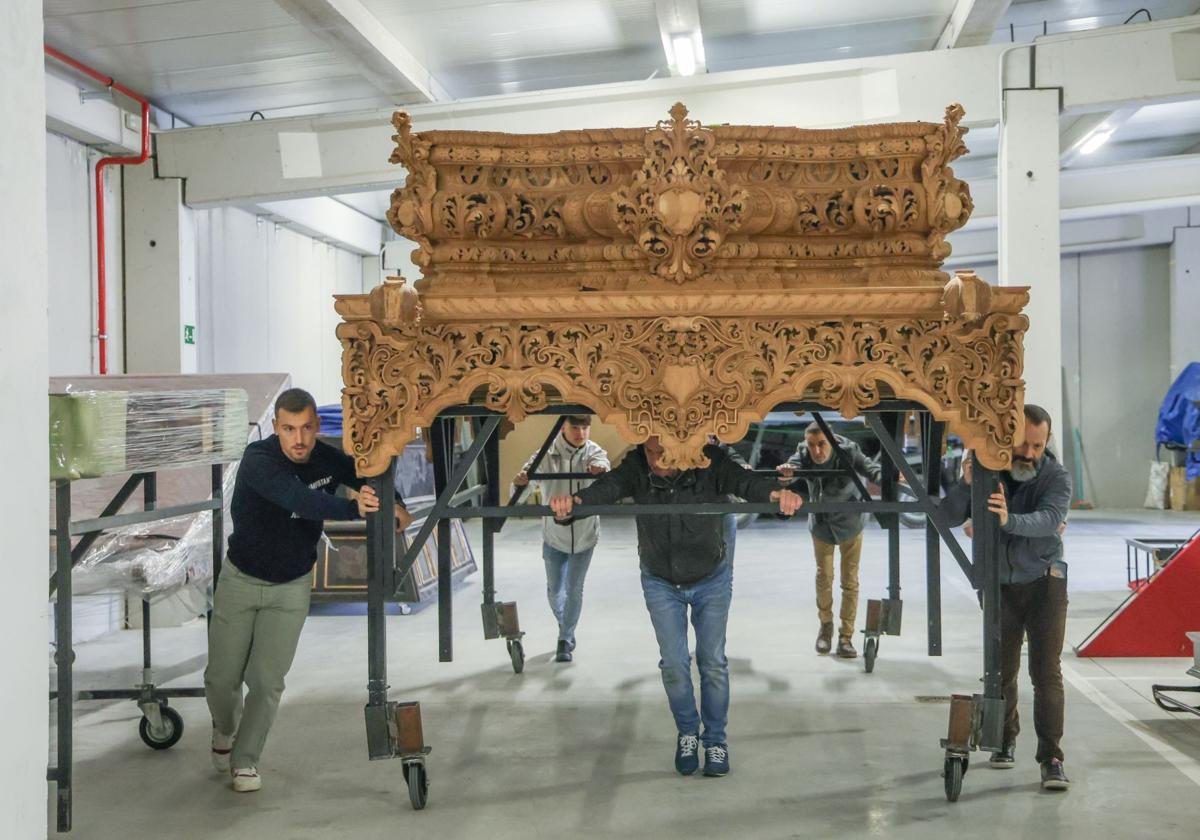 El almacenamiento de las andas de la Semana Santa de Valladolid, en imágenes