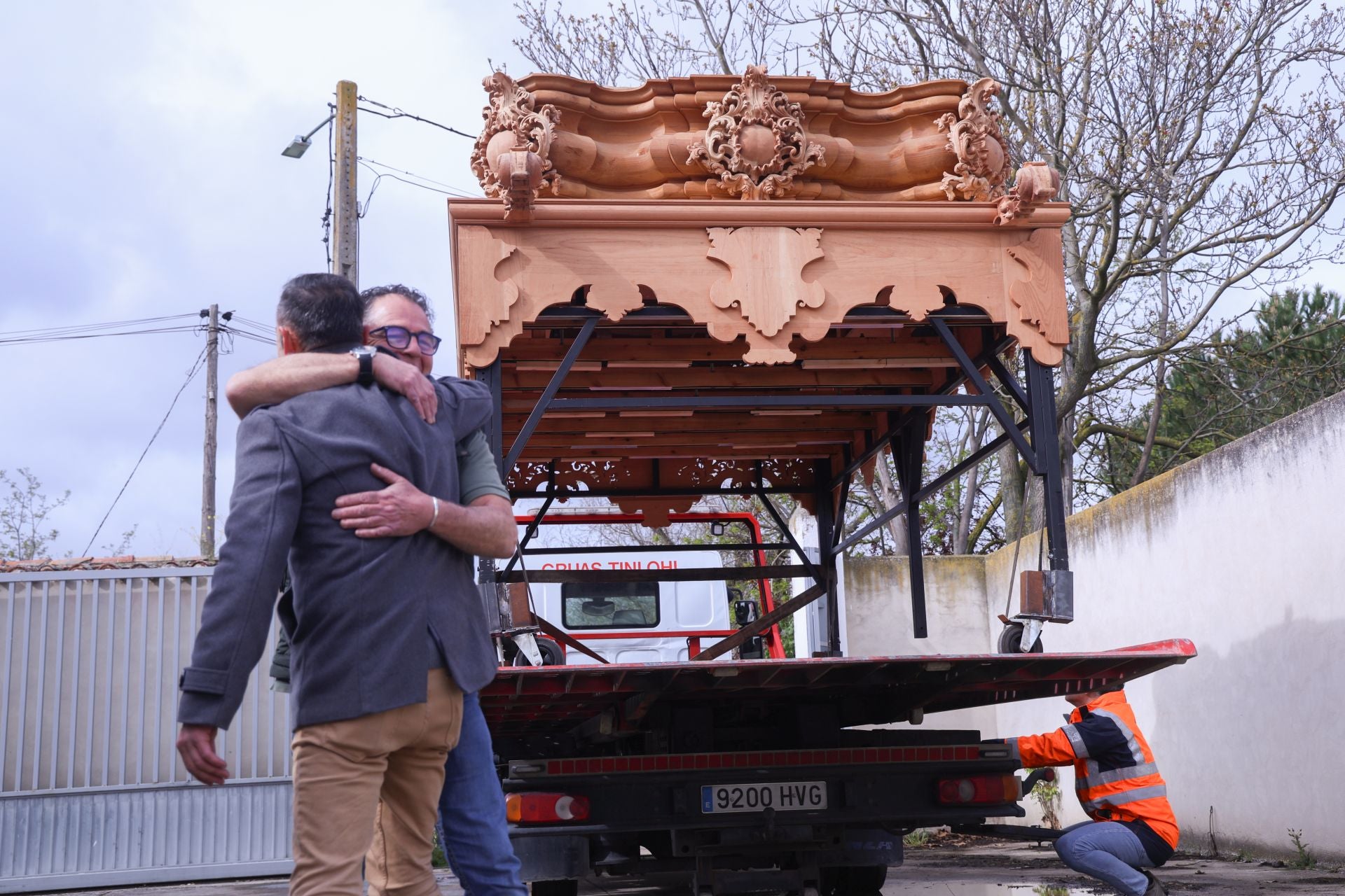 El almacenamiento de las andas de la Semana Santa de Valladolid, en imágenes