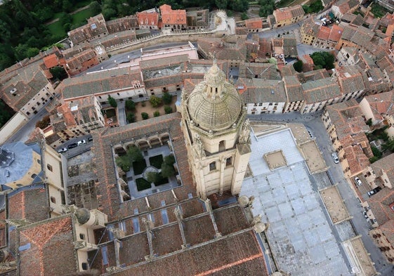 Vista aérea del claustro y la torre y parte de las cubiertas de las naves.