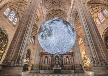 'The Moon', obra del artista Luke Jerran, ha atraído a centenares de personas durante los últimos meses.