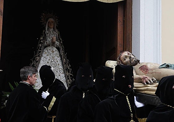 La Virgen de la Soledad se presenta junto al Cristo Yacente a una plaza Santa Ana abarrotada de fieles y curiosos tras la suspensión de la procesión del Santo Entierro