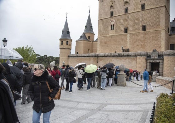 Cola de visitantes para entrar este sábado en el Alcázar de Segovia