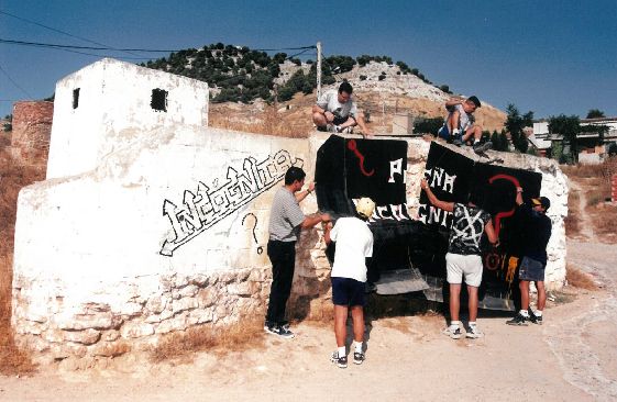 Una de las peñas de la localidad ultima los preparativos de su local antes de las fiestas. 
