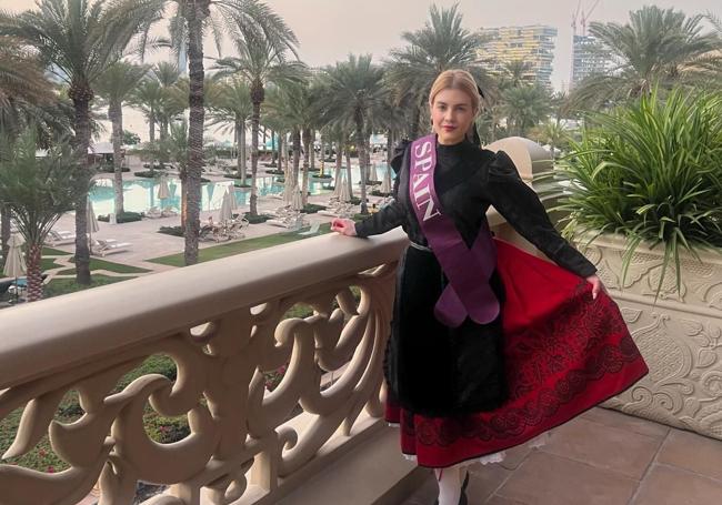 La artista de ascendencia palentina con el traje de paredeña.