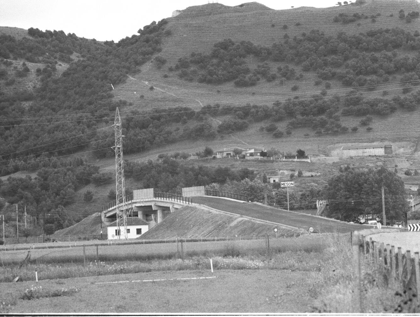 Paso elevado sobre las vías de Renfe. Mayo de 1997.