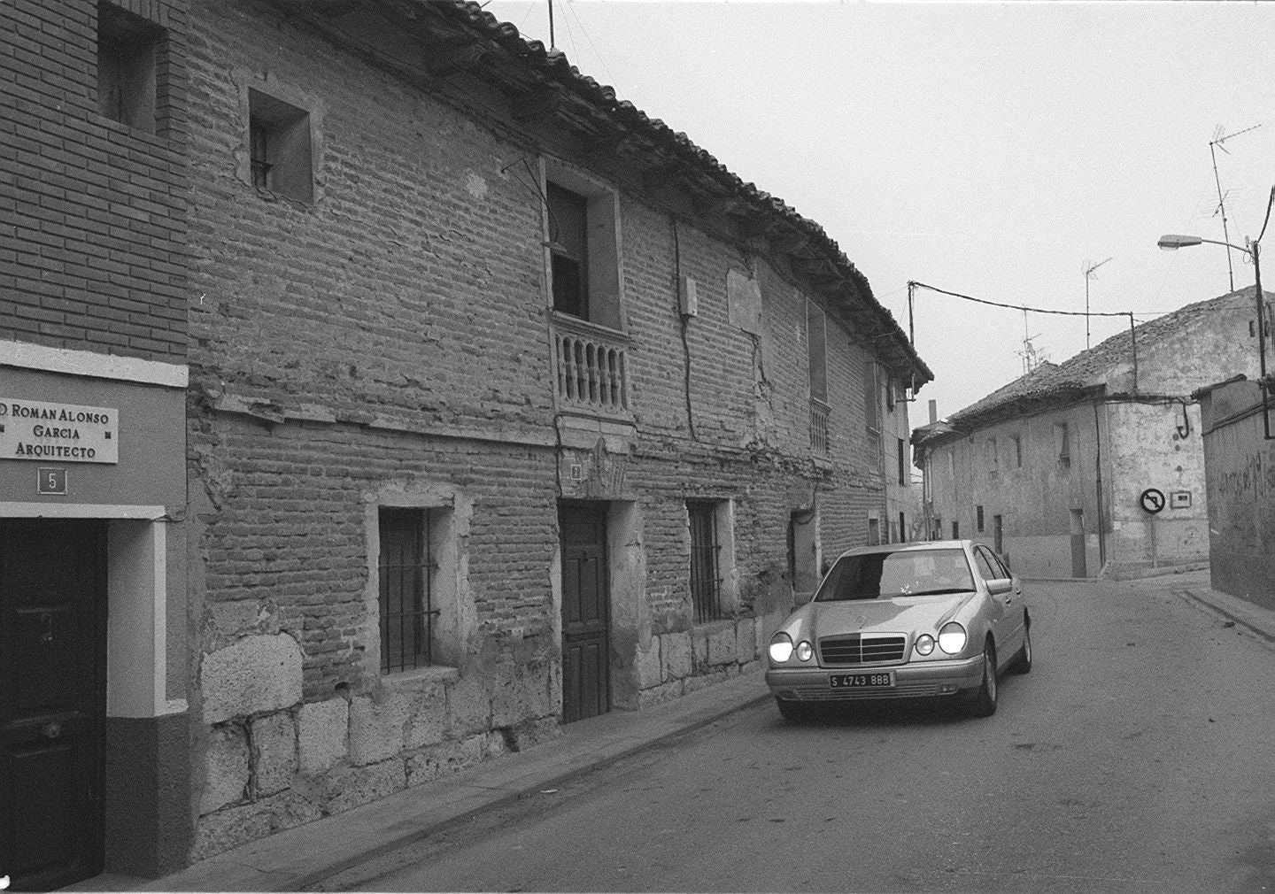 Pie original: antigua sede del Sindicato Católico de Cabezón de Pisuerga, que el Ayuntamiento de la localidad disputa a la Asociación de labradores. 4 de enero de 2000.