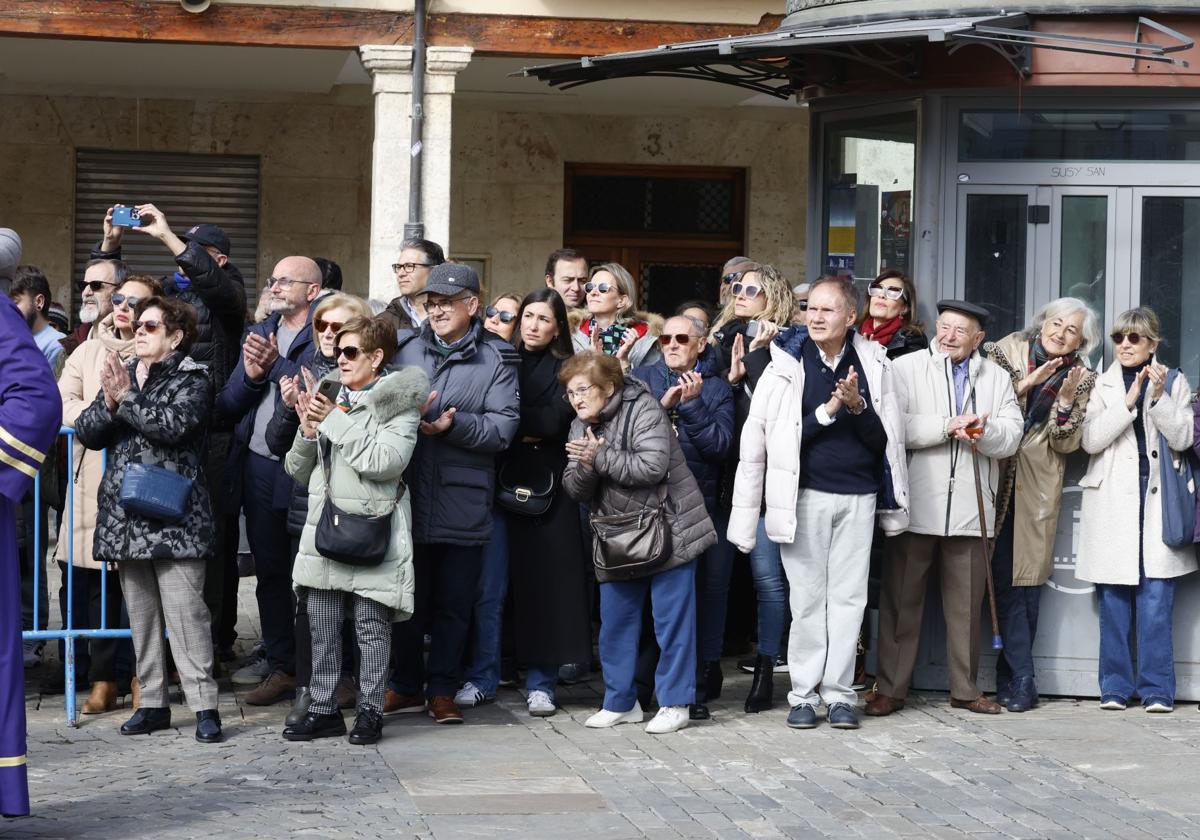 Numerosas personas aplauden en el Rompimiento del Velo, este domingo por lka mañana en la Plaza Mayor.