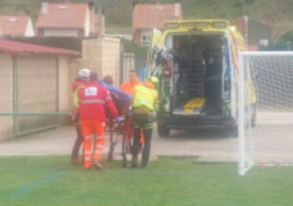 Momento en el que los Servicios de Emergencia bajaron a la herida del helicóptero para trasladarla al hospital
