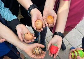 Unos niños de Cuéllar muestran unos huevos cocidos decorados.