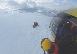 Imagen del rescate a la mujer enriscada y sus dos acompaañantes en la Laguna de Gredos, Ávila.