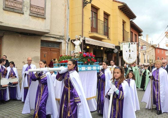 Los niños de la Cofradía de los Nazarenos de Baltanás, en procesión.