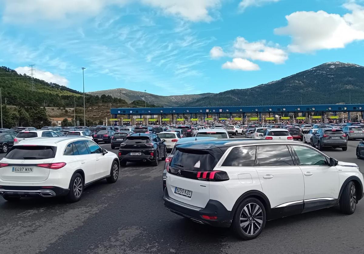 La Operación Retorno atasca el peaje de la AP-6 en San Rafael