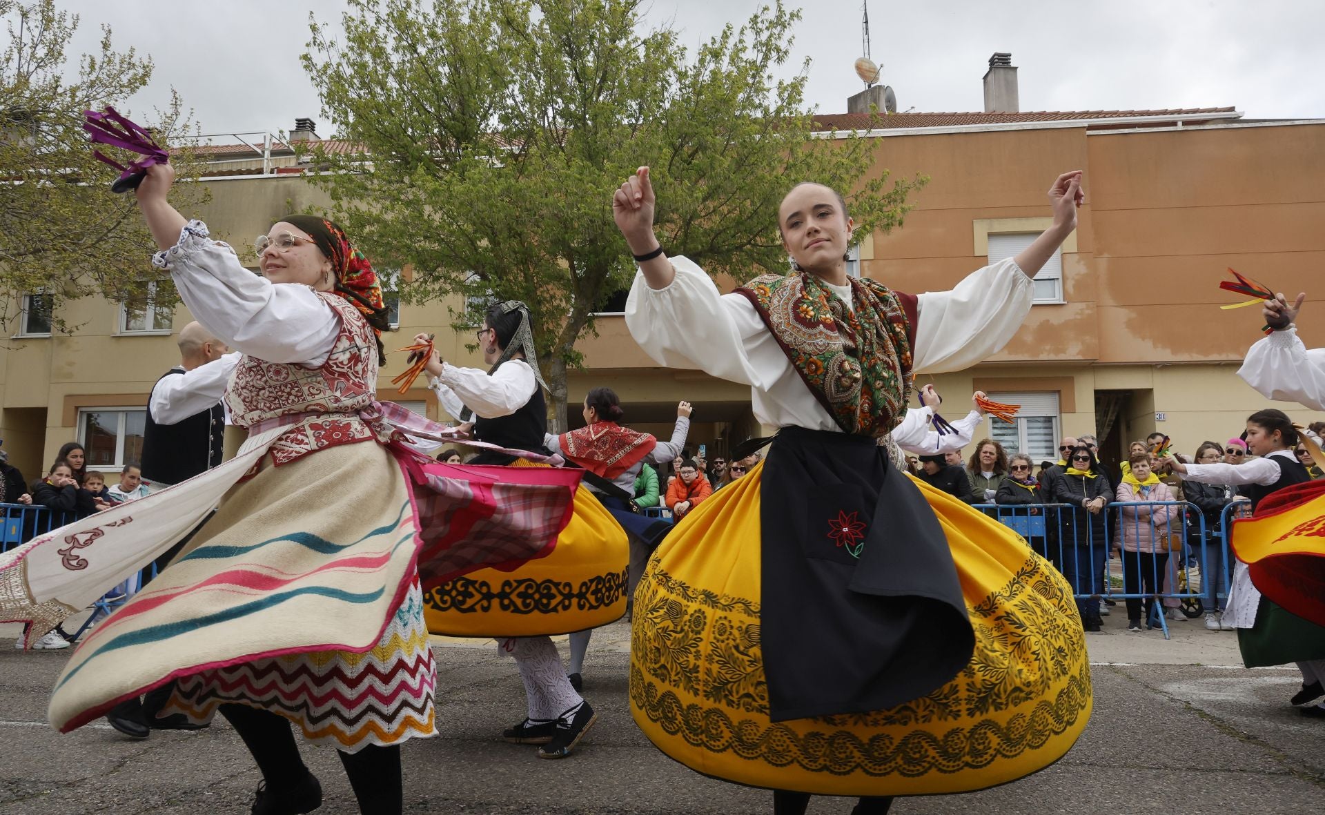 El barrio del Cristo enciende el cohetón de las fiestas