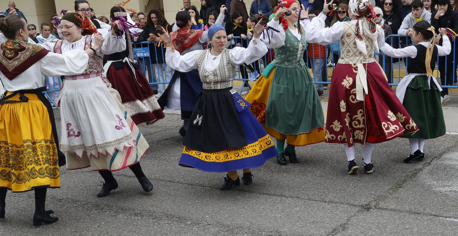 El barrio del Cristo enciende el cohetón de las fiestas