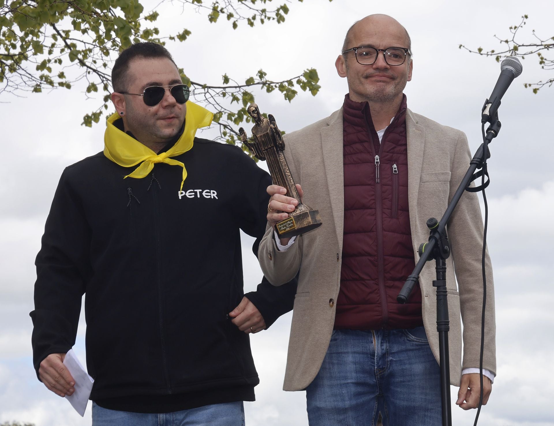 El barrio del Cristo enciende el cohetón de las fiestas