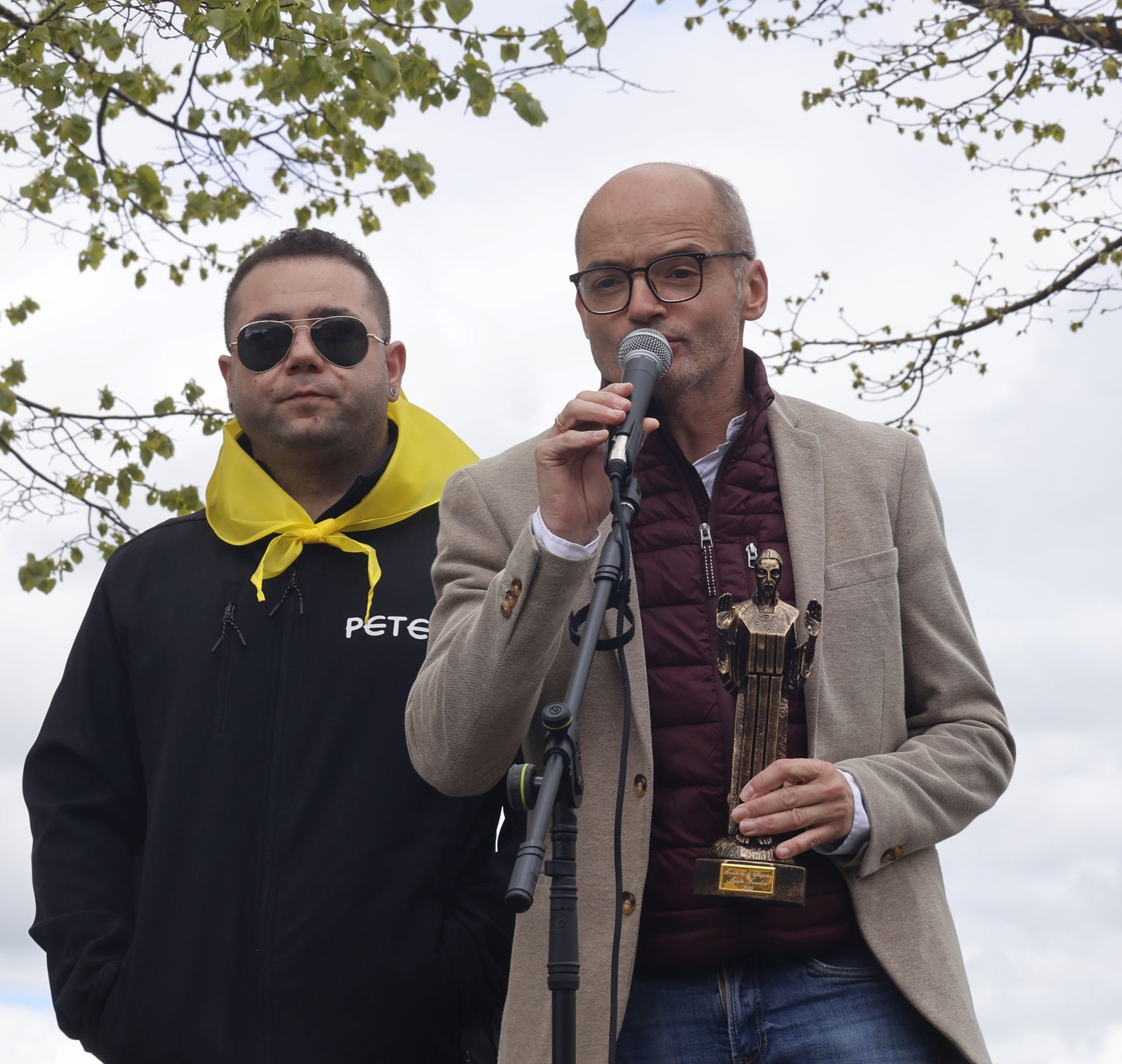 El barrio del Cristo enciende el cohetón de las fiestas
